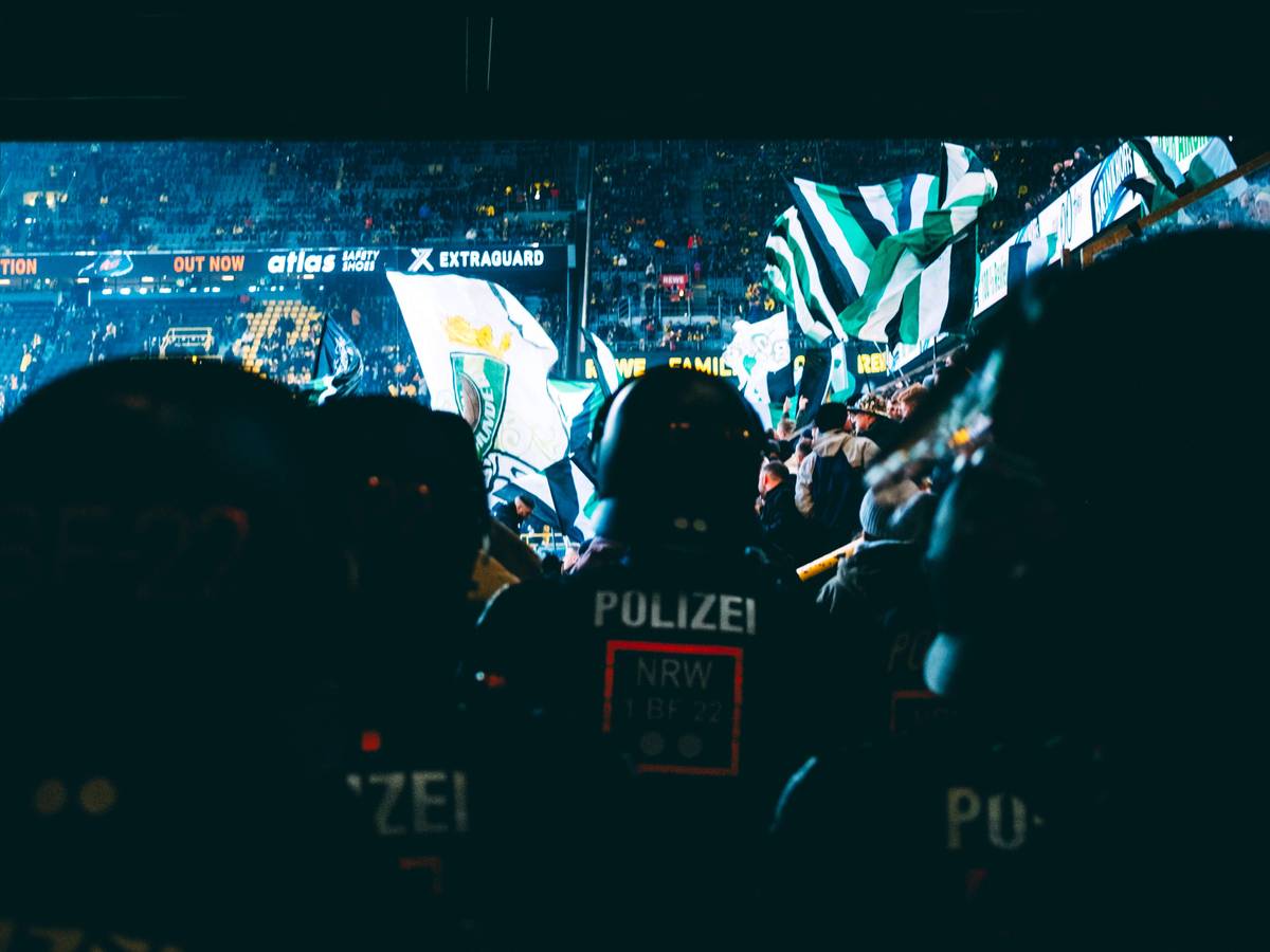 Polizisten im Stadion in Dortmund.