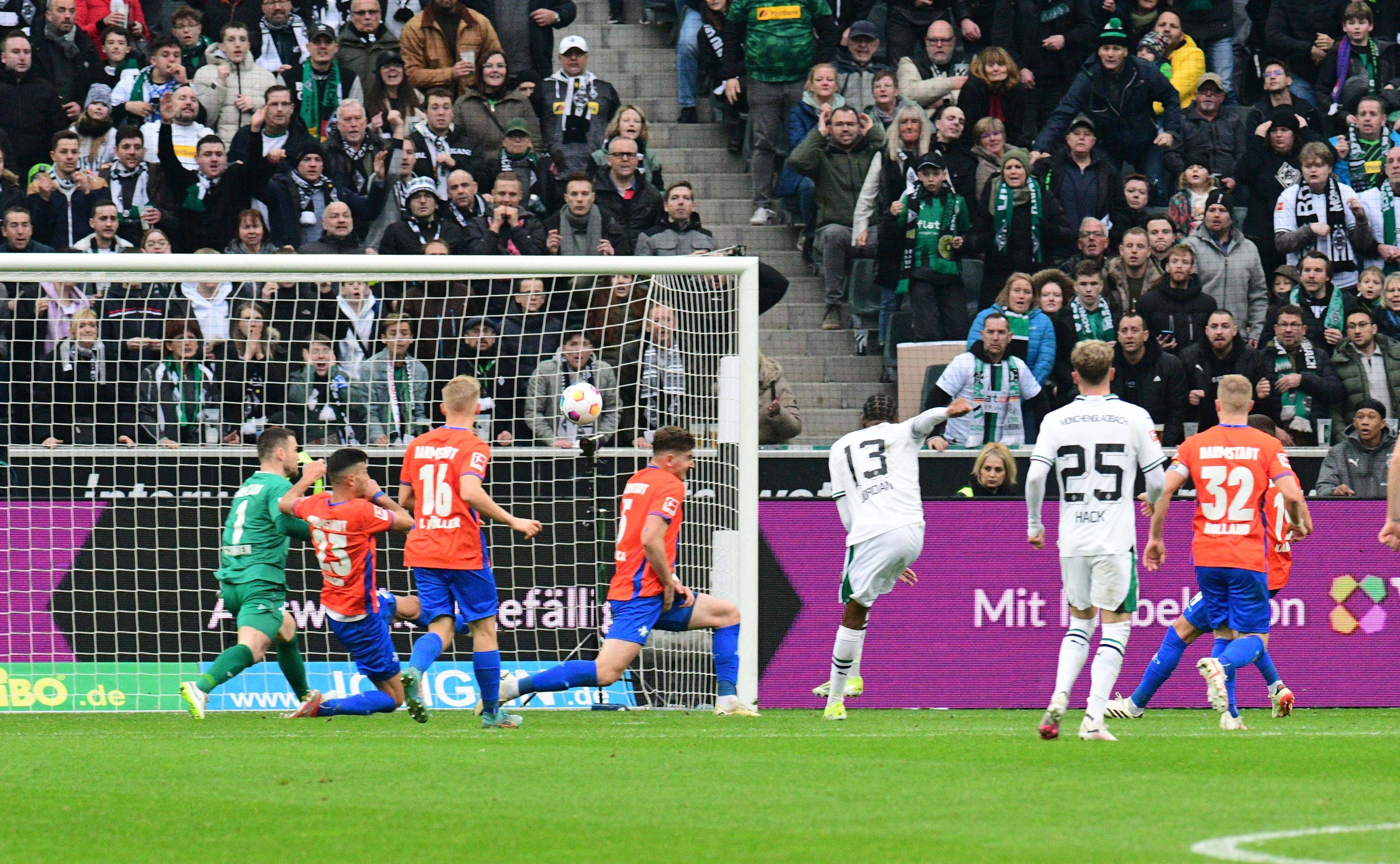 Spieler von Borussia Mönchengladbach beim Abschluss.