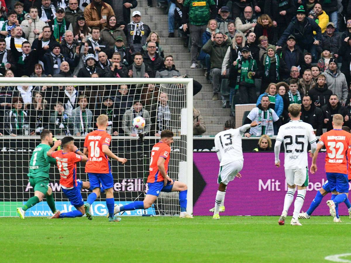 Spieler von Borussia Mönchengladbach beim Abschluss.