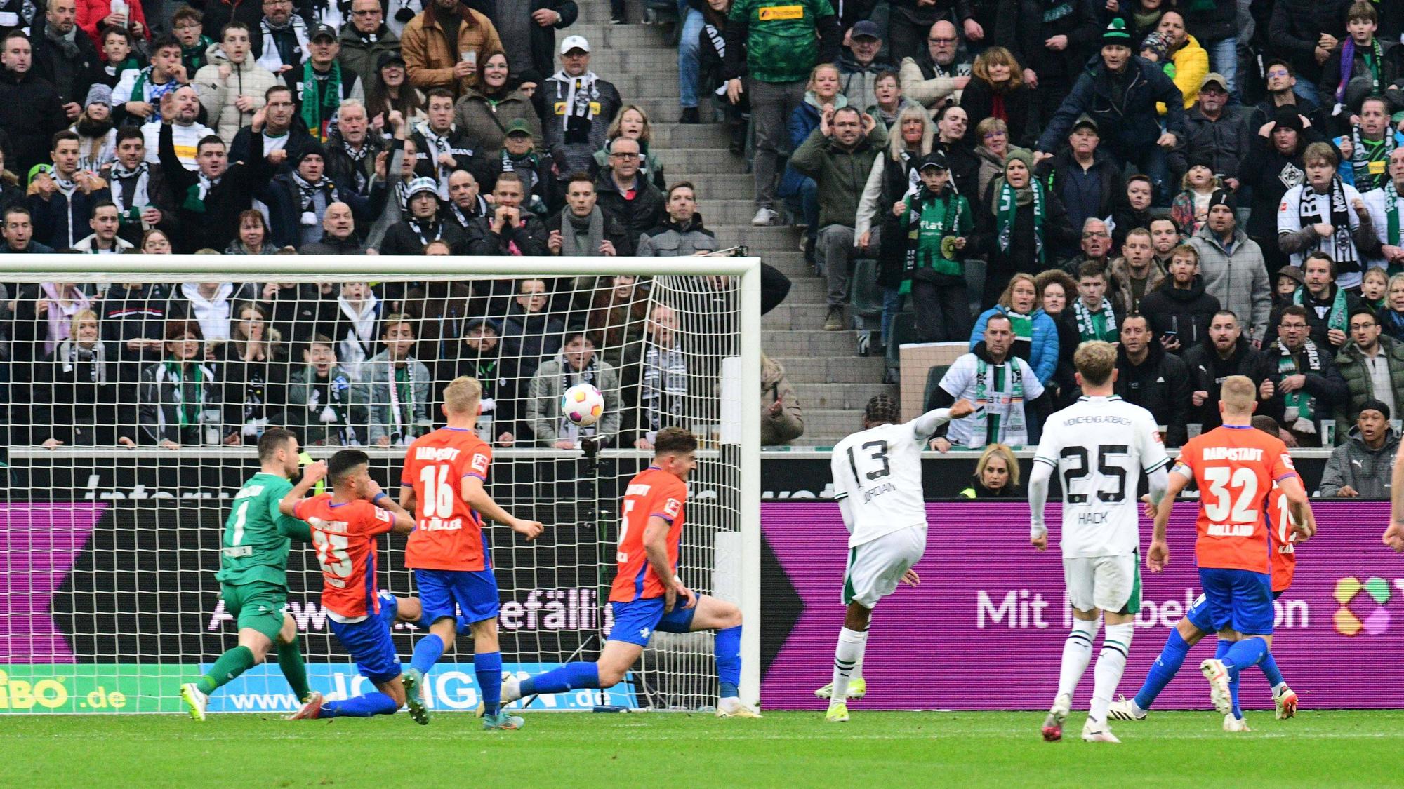 Spieler von Borussia Mönchengladbach beim Abschluss.