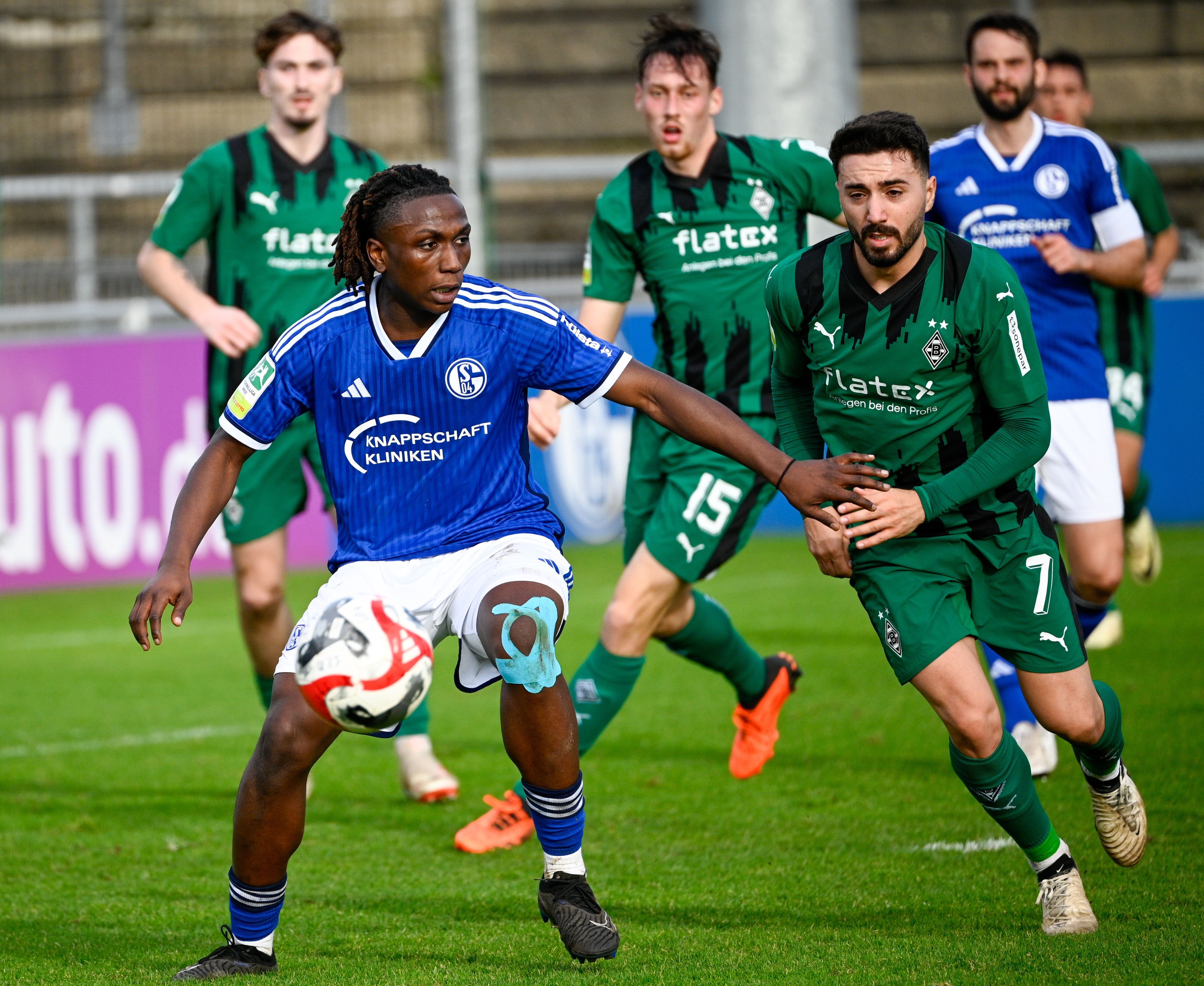Ein Spieler der U23 von Borussia Mönchengladbach in einem Zweikampf.