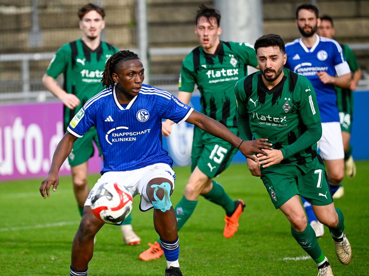 Ein Spieler der U23 von Borussia Mönchengladbach in einem Zweikampf.