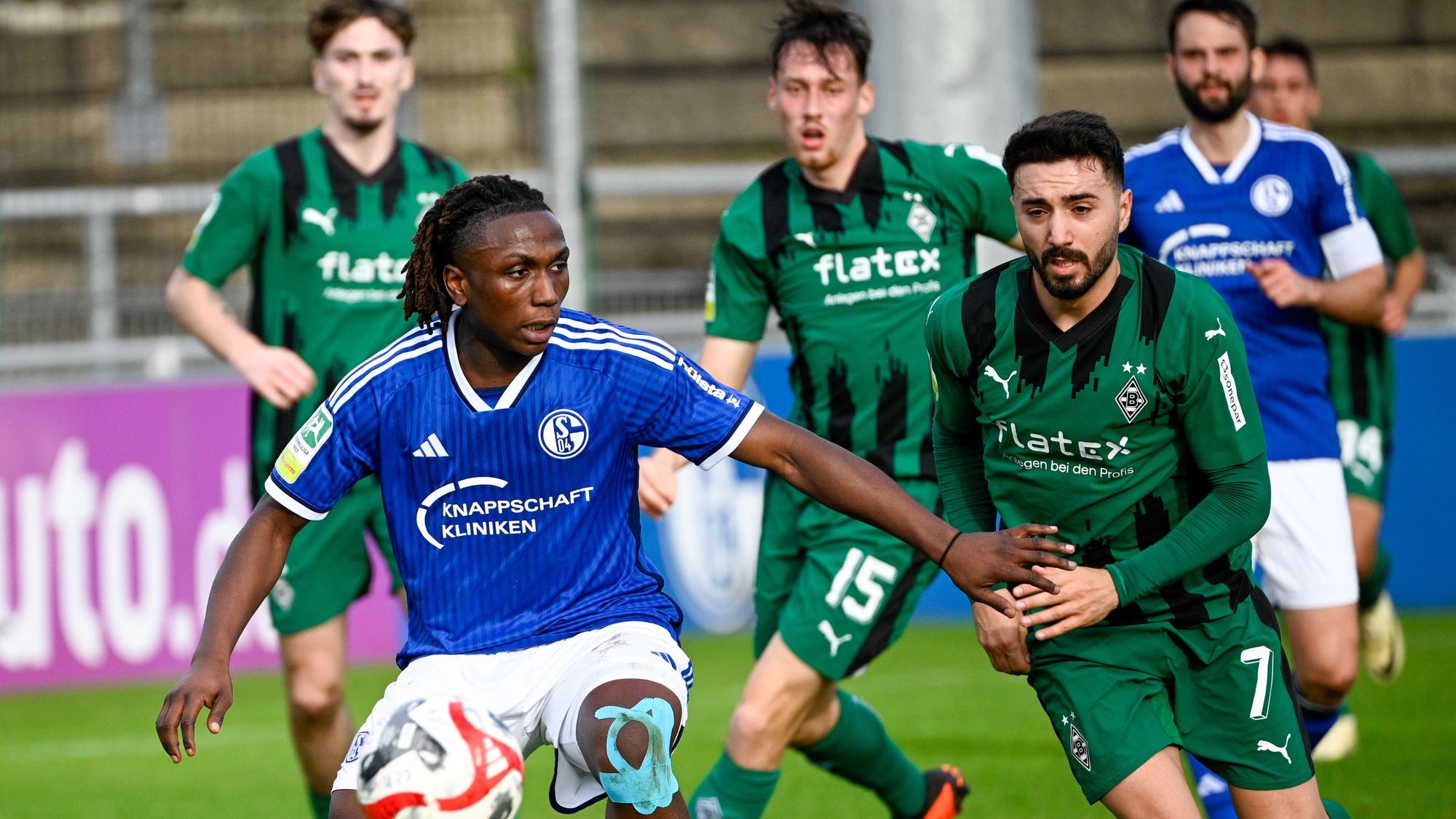 Ein Spieler der U23 von Borussia Mönchengladbach in einem Zweikampf.