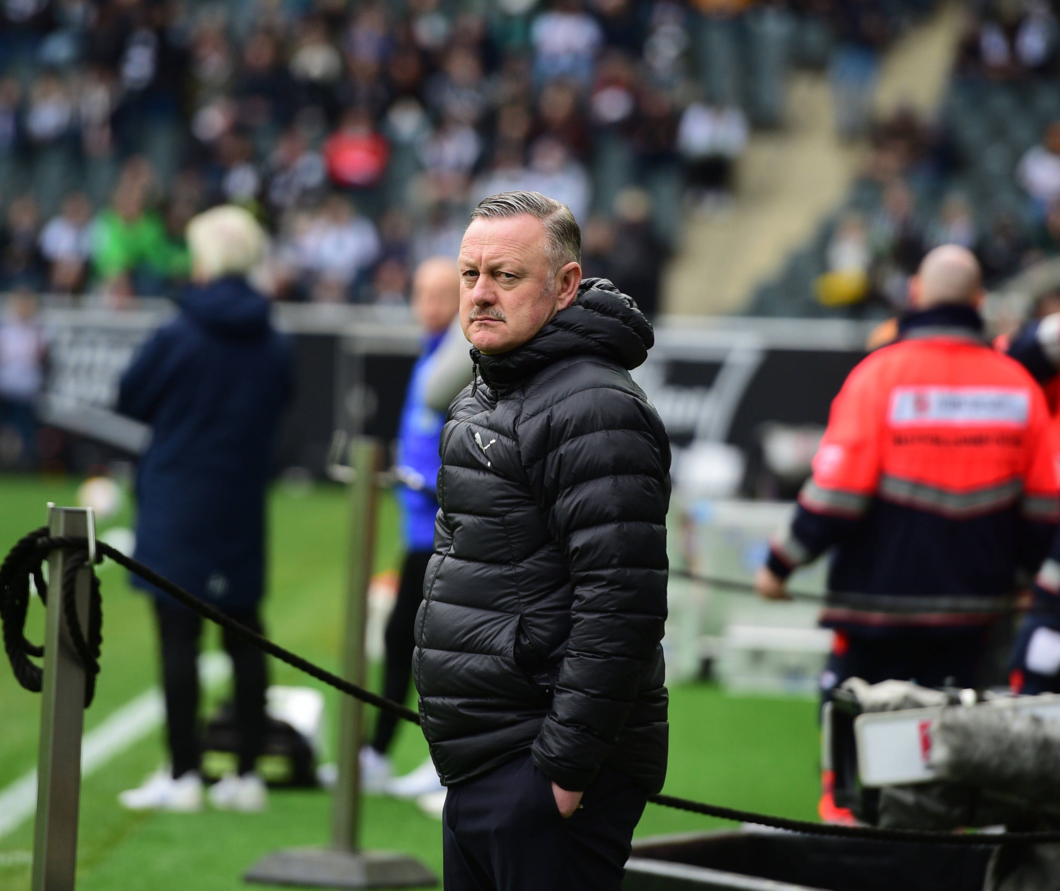 Roland Virkus guckt unzufrieden auf das Spielfeld.