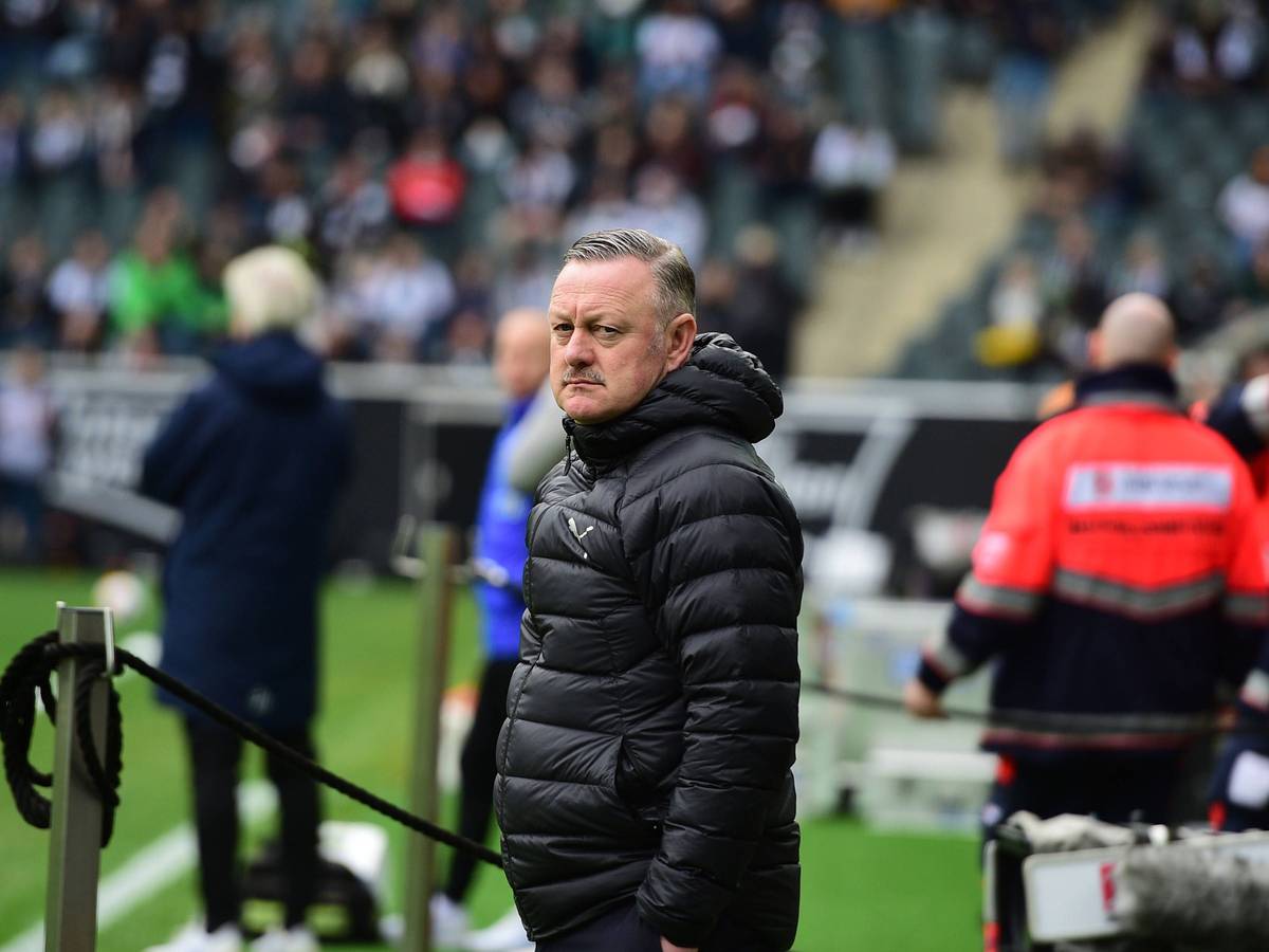 Roland Virkus guckt unzufrieden auf das Spielfeld.