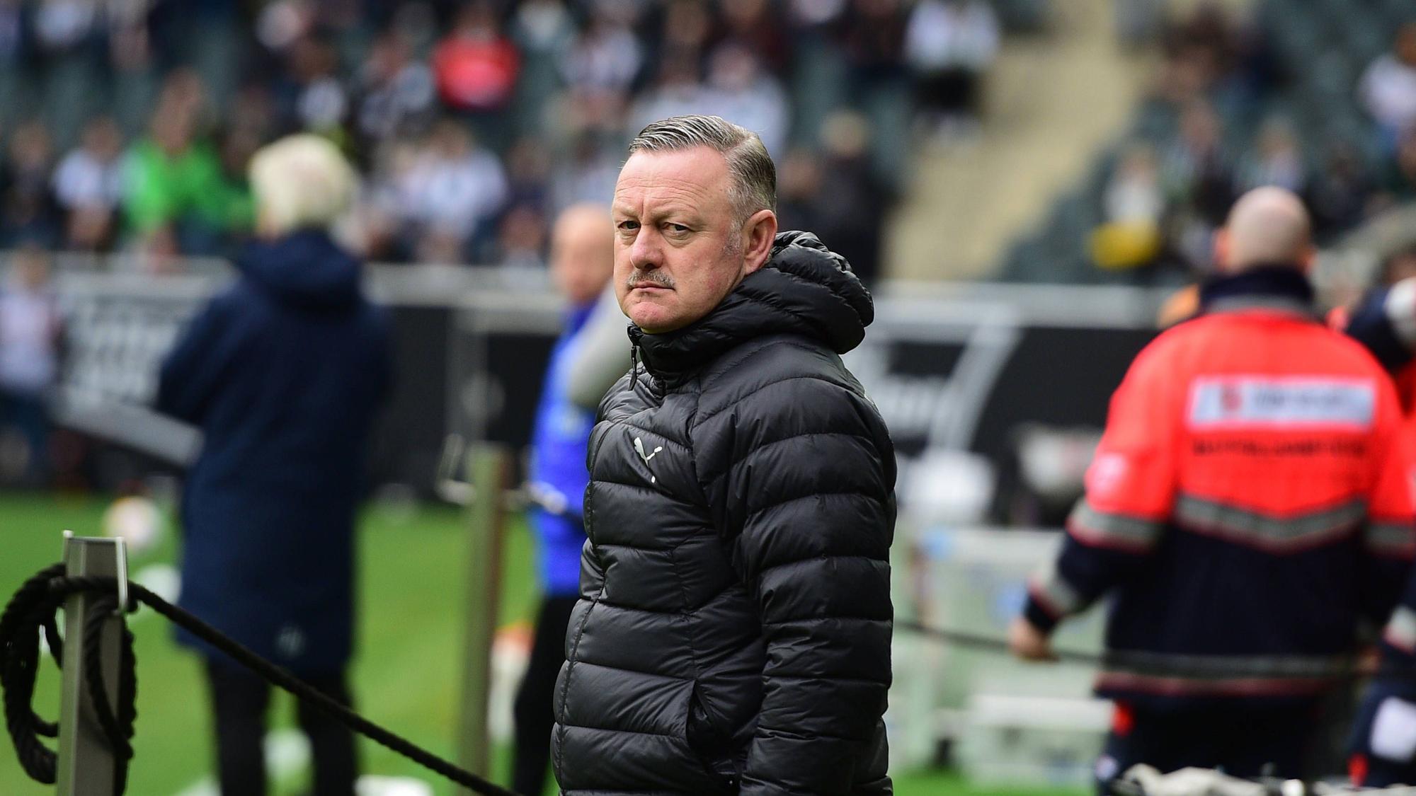 Roland Virkus guckt unzufrieden auf das Spielfeld.