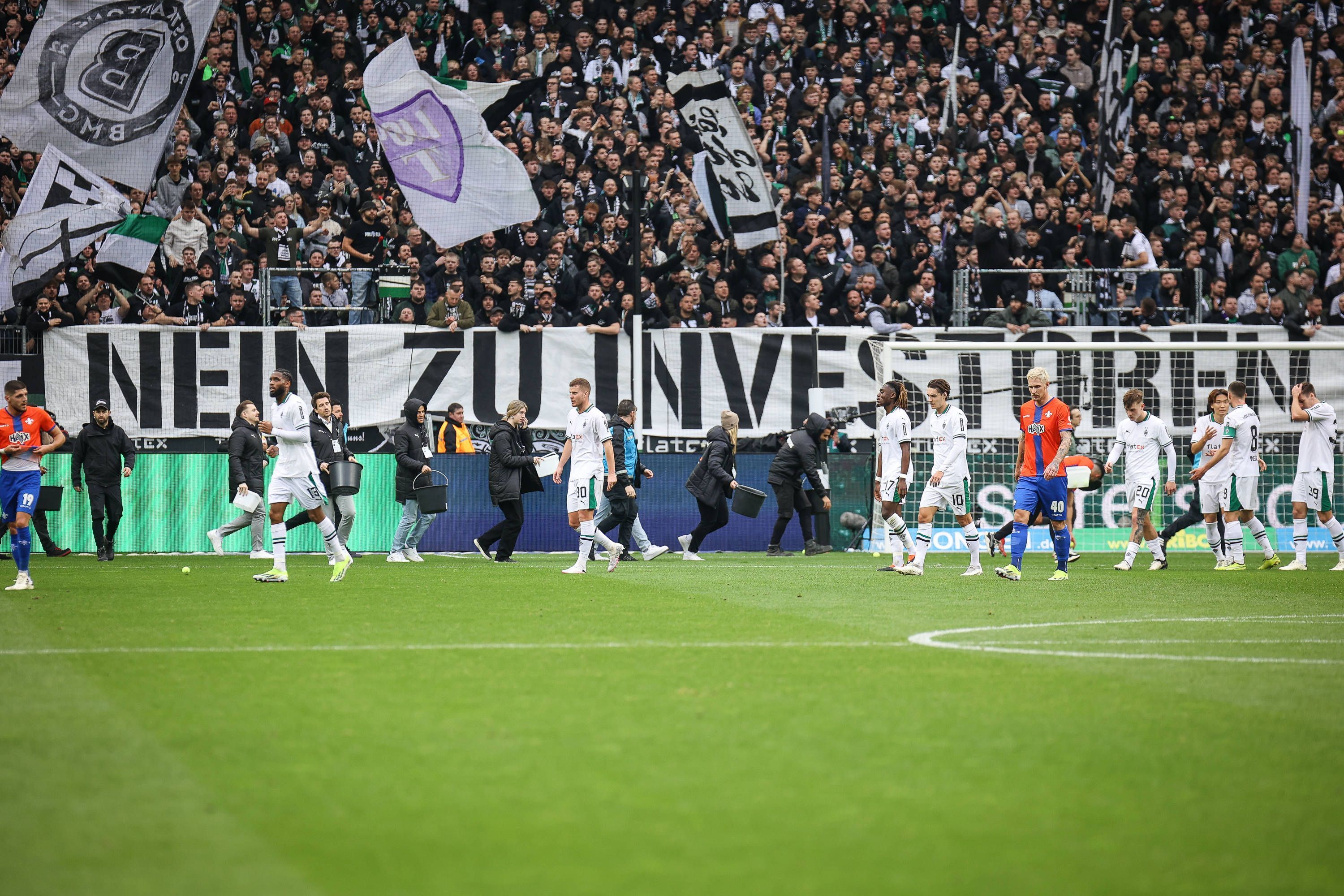 Die Spieler von Borussia Mönchengladbach beim Verlassen des Platzes.