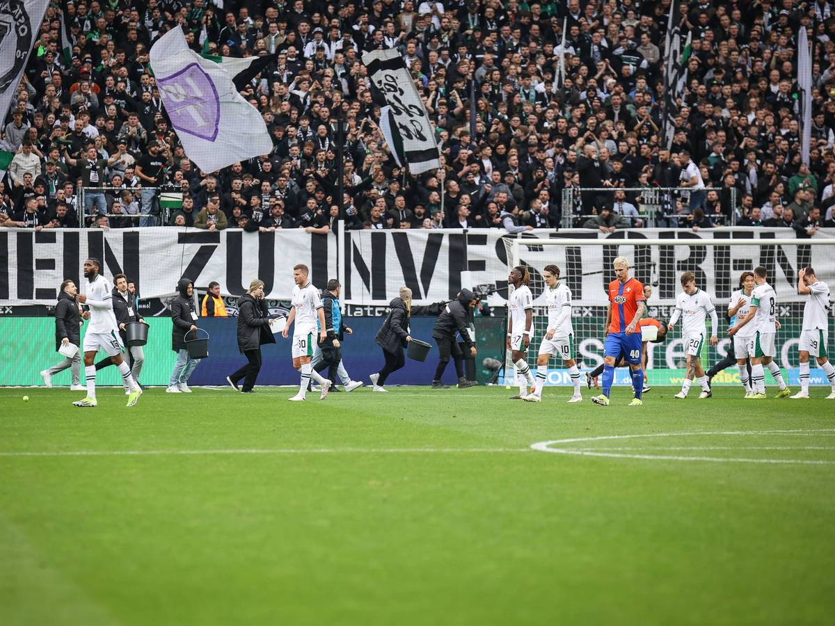 Die Spieler von Borussia Mönchengladbach beim Verlassen des Platzes.