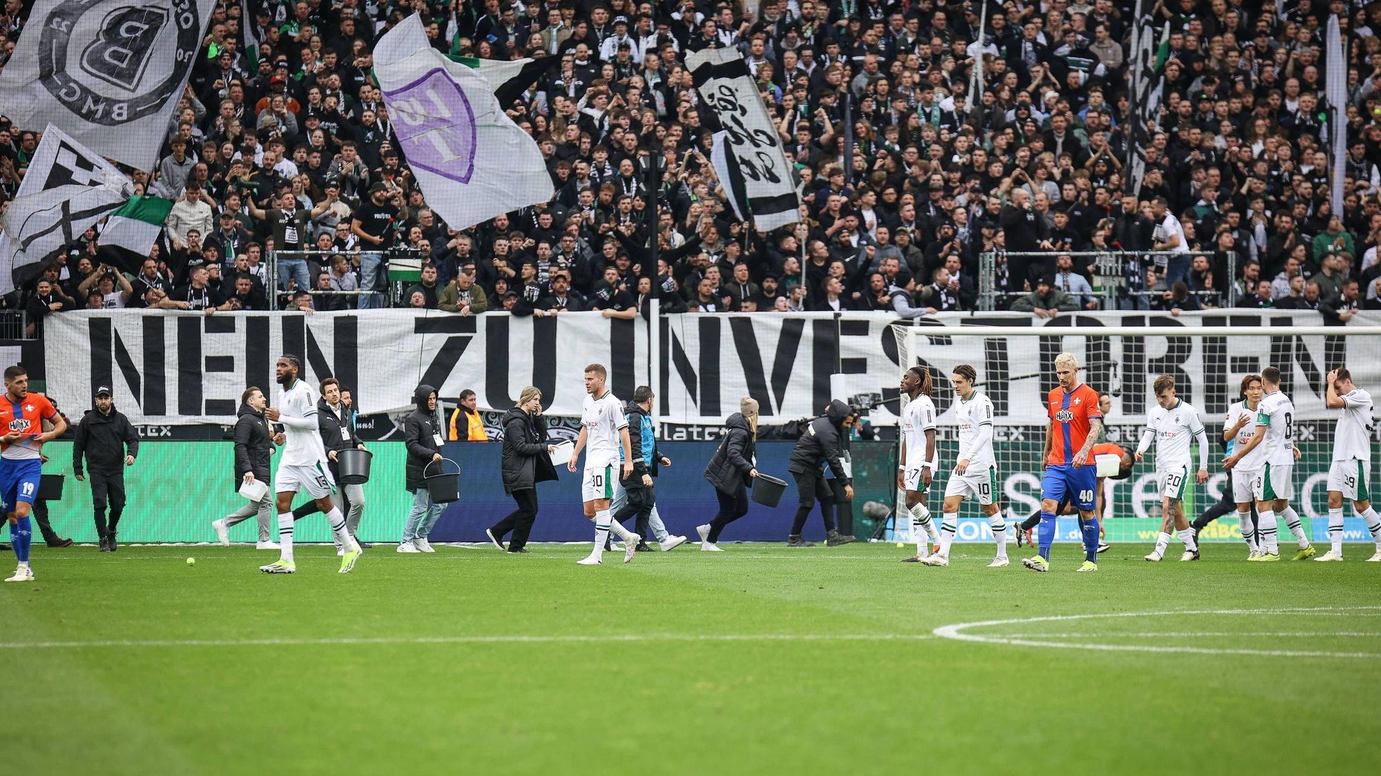 Die Spieler von Borussia Mönchengladbach beim Verlassen des Platzes.