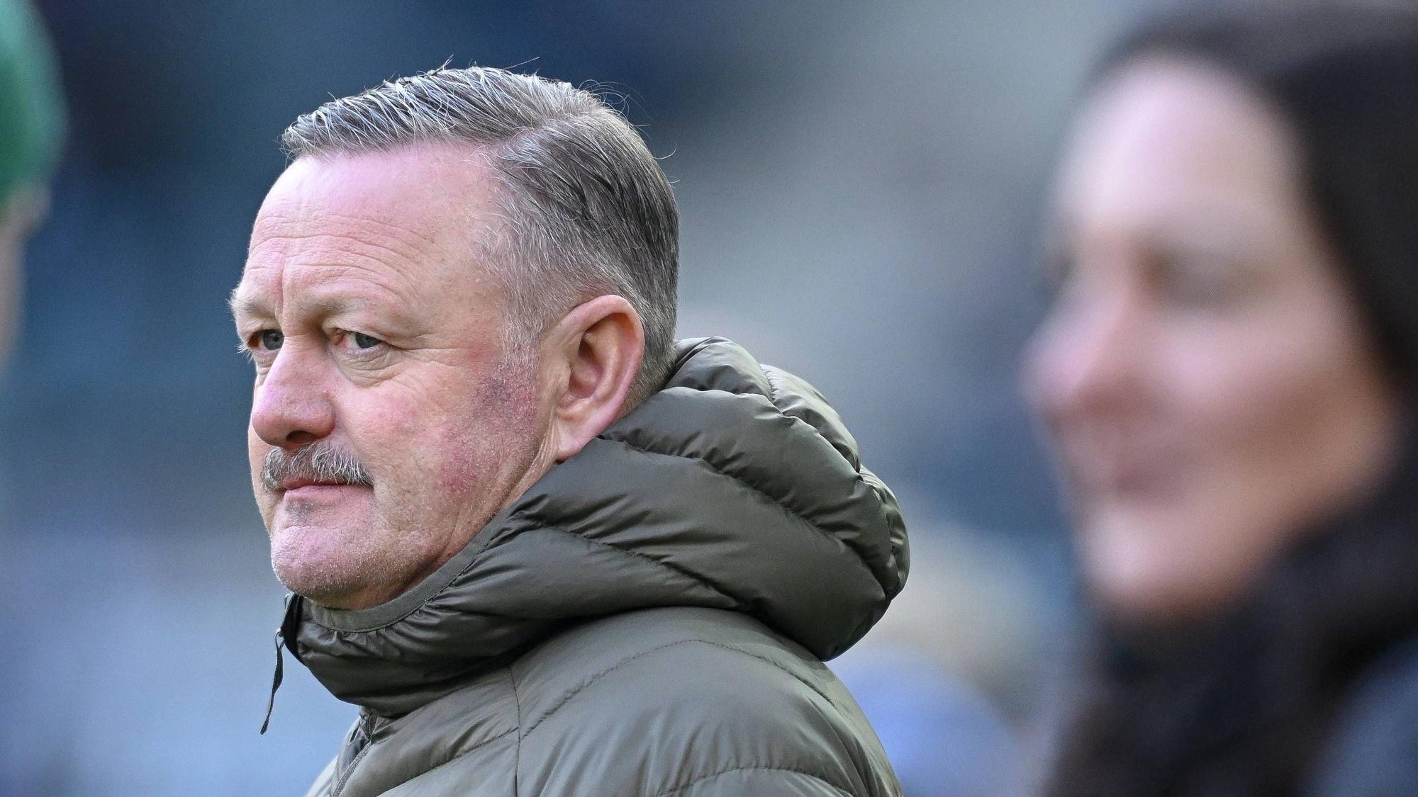 Roland Virkus in einer Winterjacke.