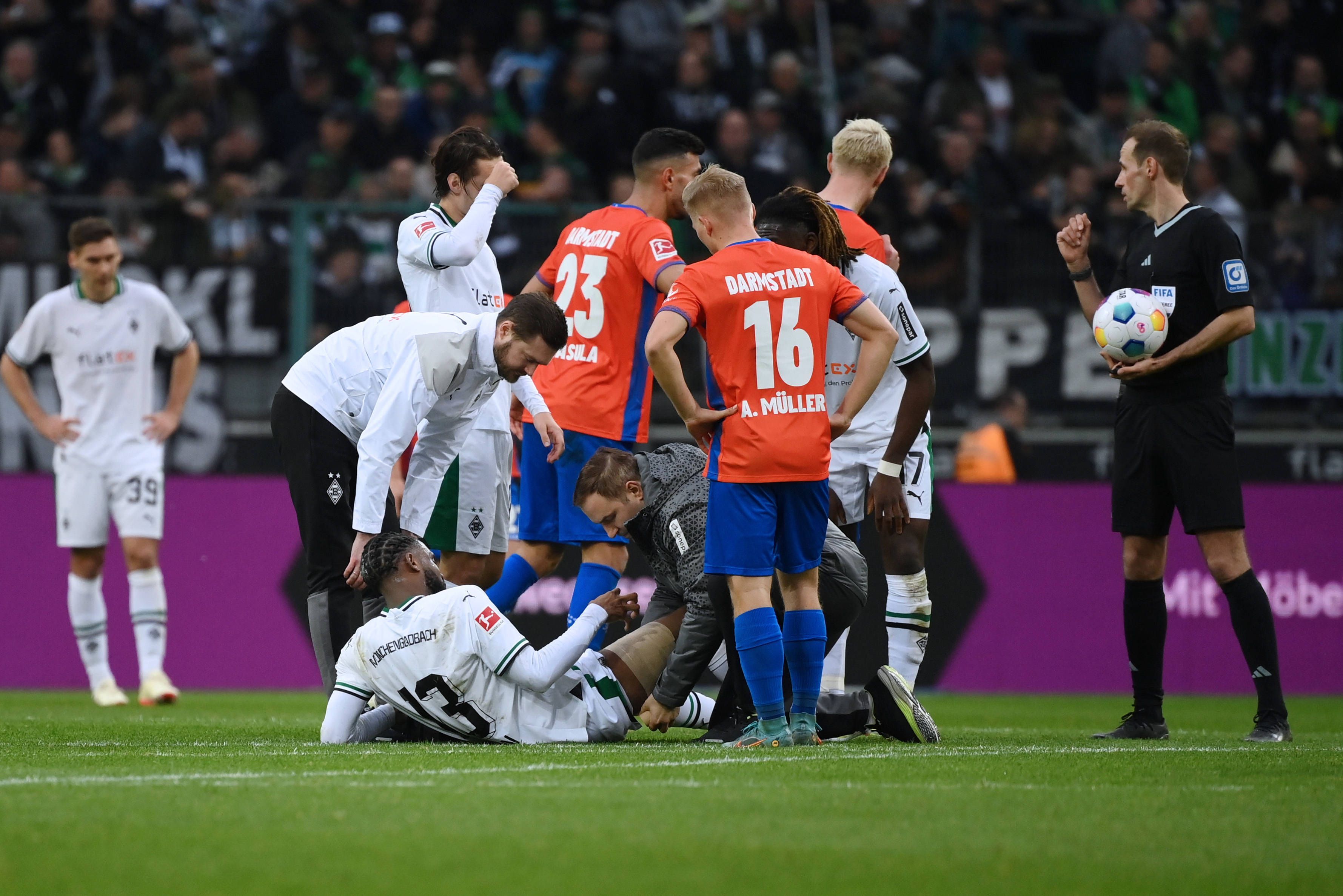 Jordan Siebatcheu wird auf dem Rasen im Borussia-Park behandelt.