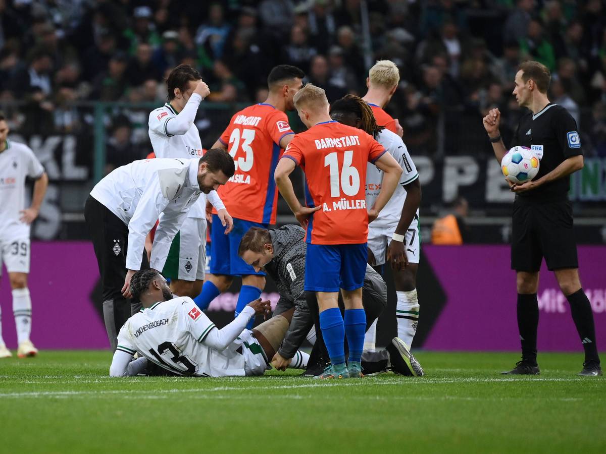 Jordan Siebatcheu wird auf dem Rasen im Borussia-Park behandelt.