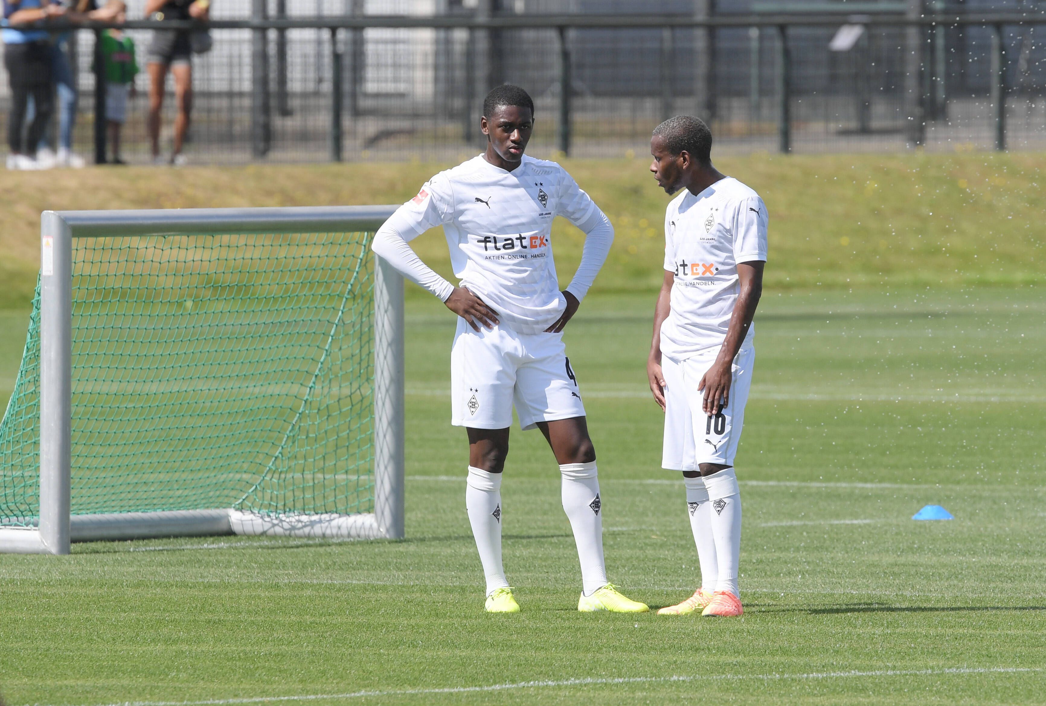 Mamadou Doucouré und Ibrahima Traoré auf dem Trainingsplatz.