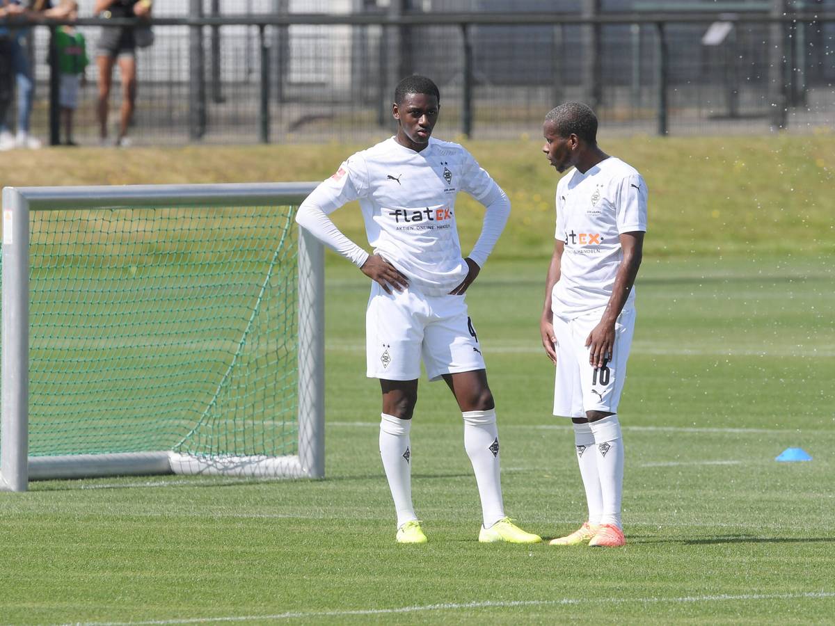 Mamadou Doucouré und Ibrahima Traoré auf dem Trainingsplatz.