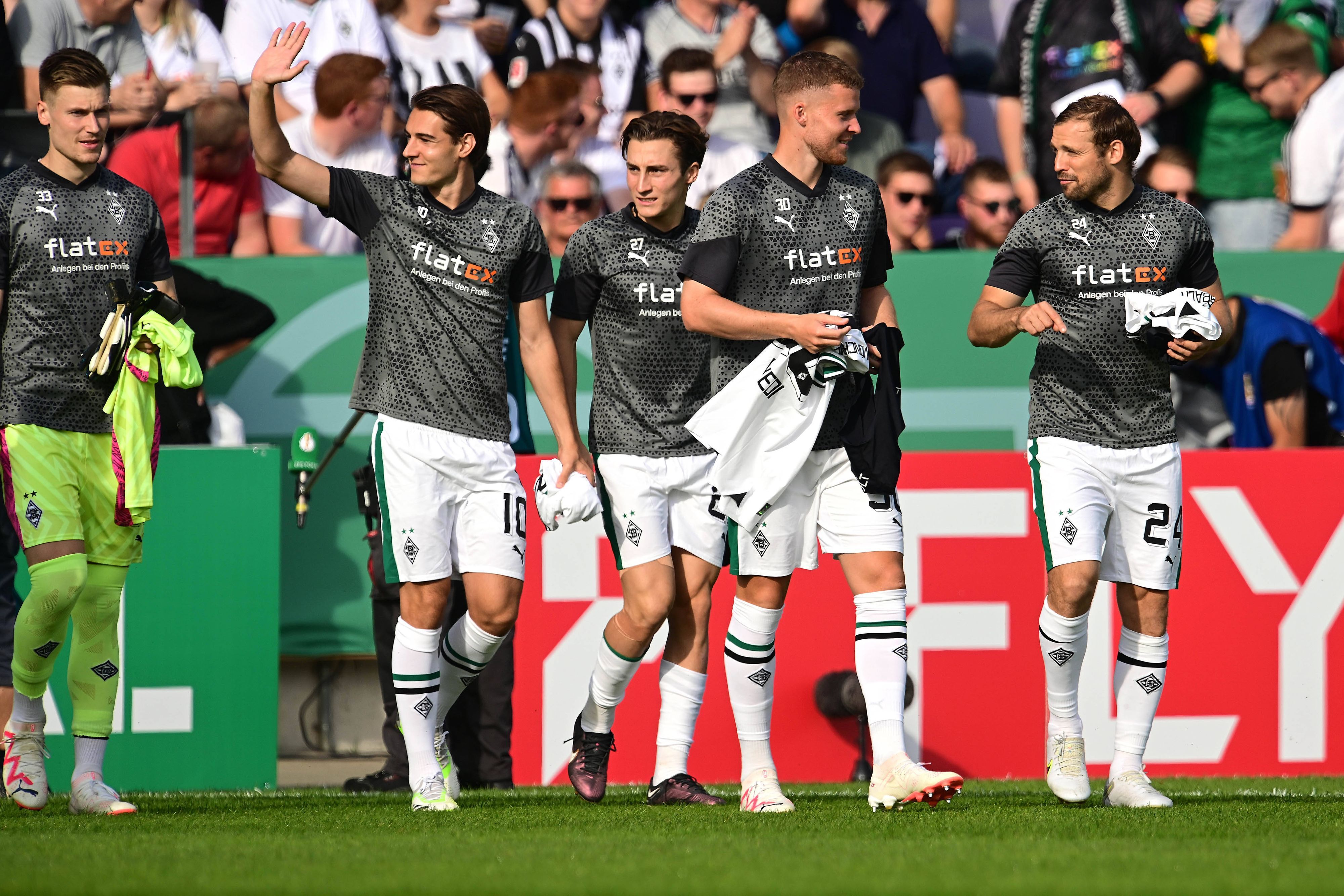 Spieler von Borussia Mönchengladbach bedanken sich nach einem Pokal-Spiel bei den Fans.