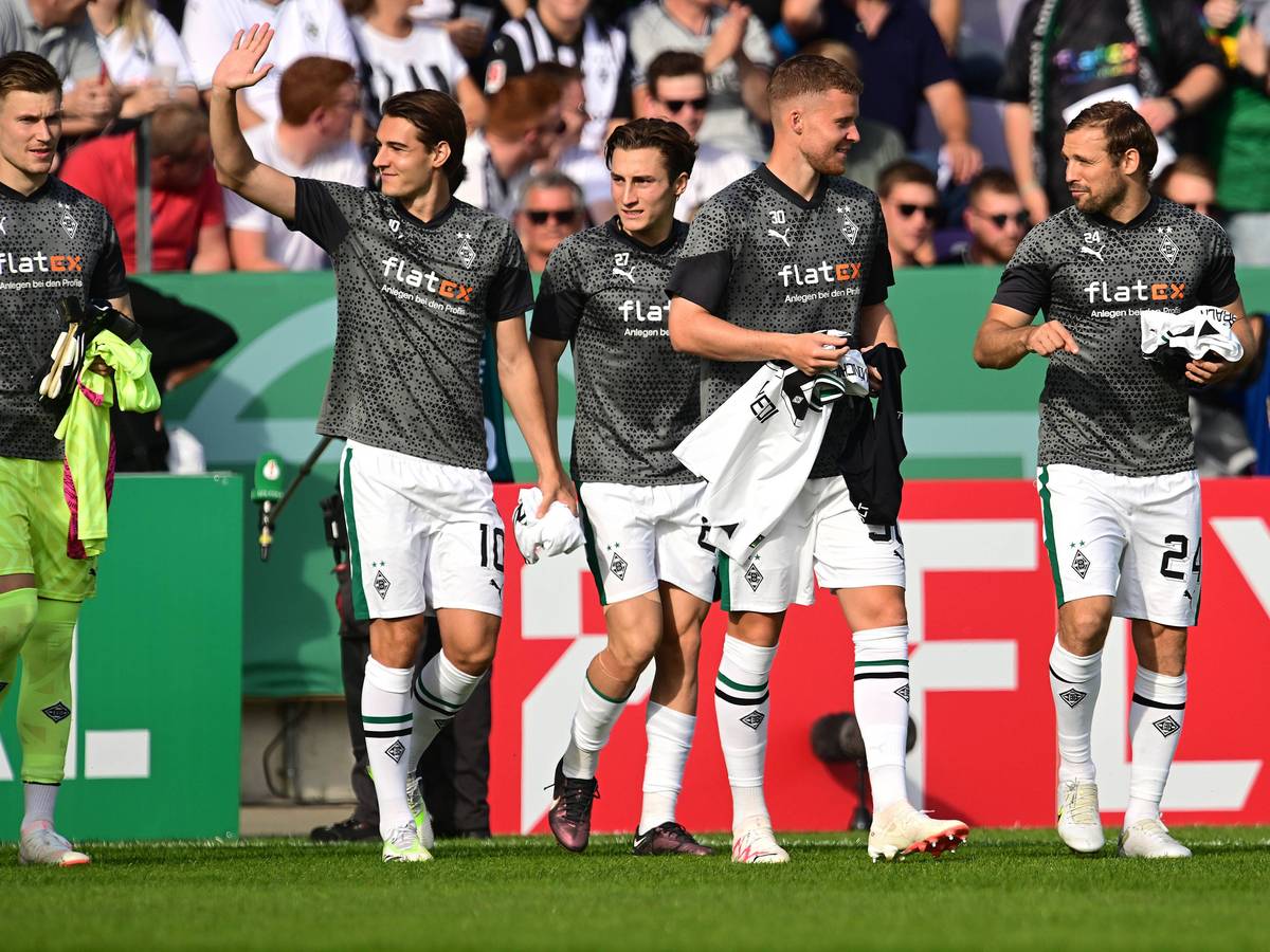 Spieler von Borussia Mönchengladbach bedanken sich nach einem Pokal-Spiel bei den Fans.