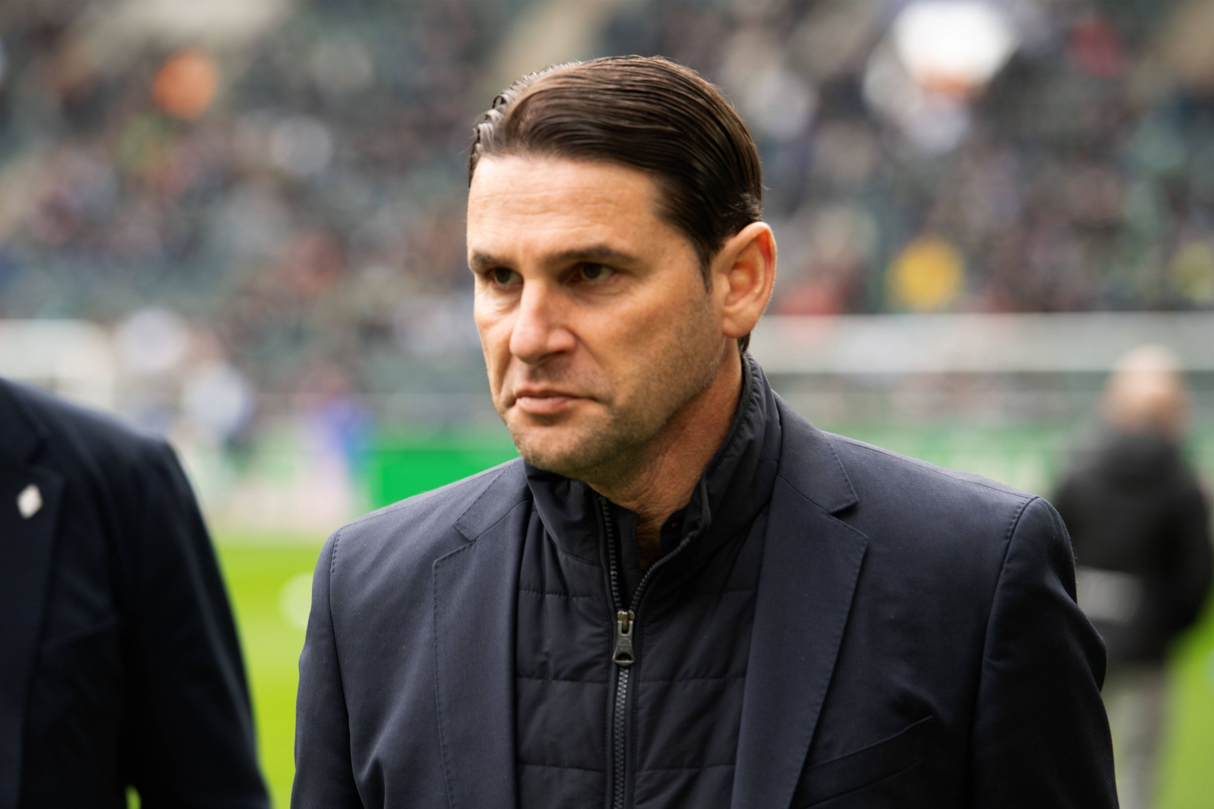 Trainer von Borussia Mönchengladbach vor einem Spiel im Borussia-Park.
