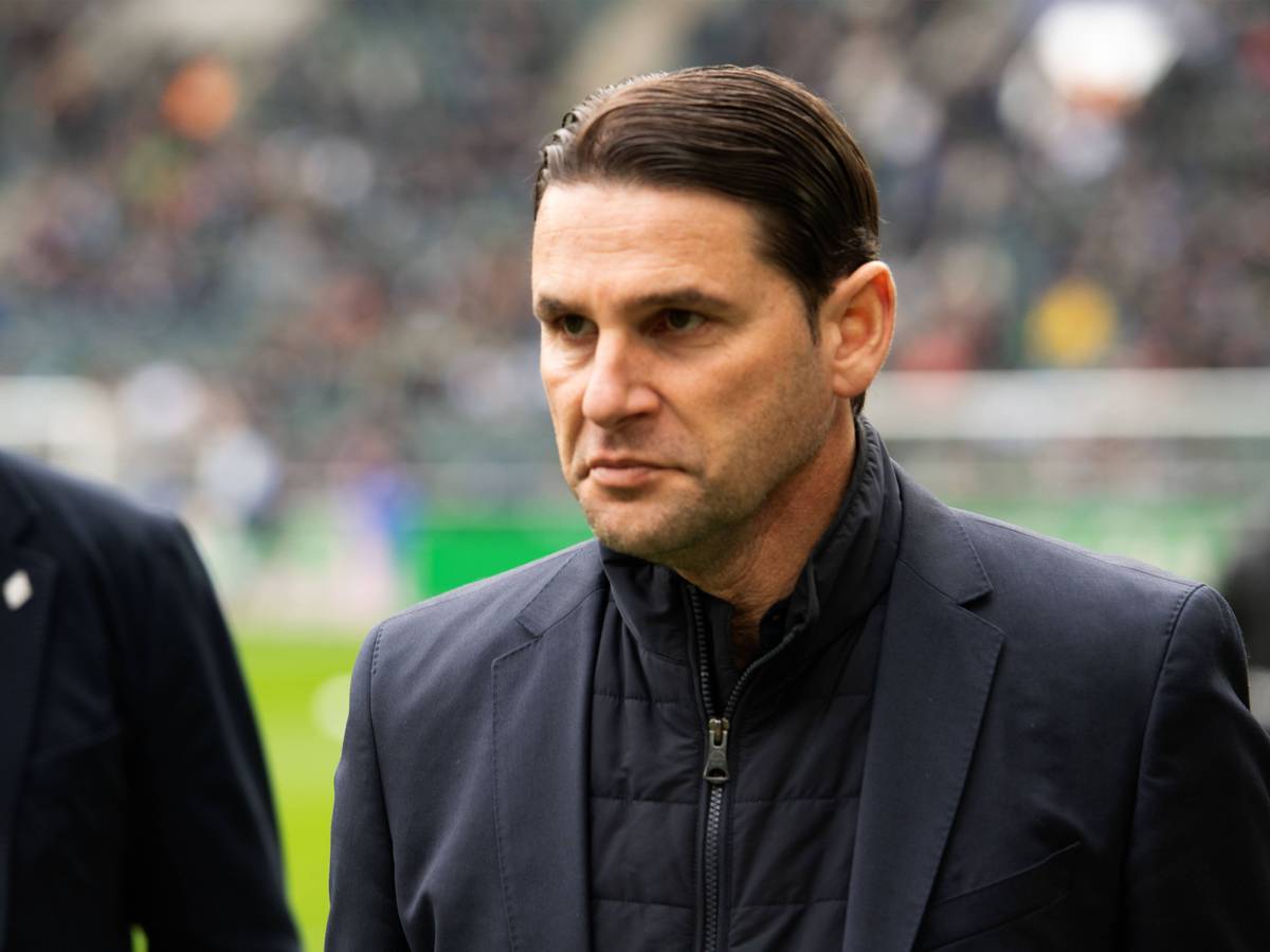 Trainer von Borussia Mönchengladbach vor einem Spiel im Borussia-Park.