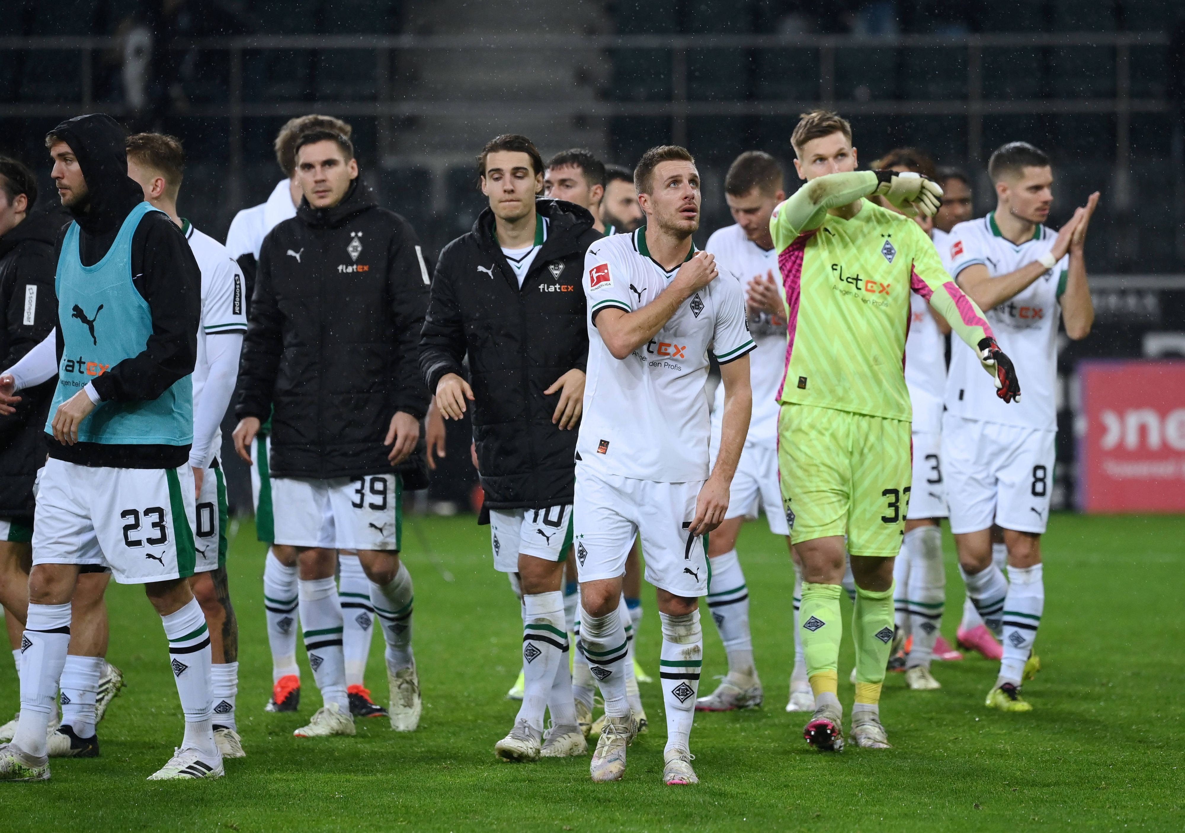 Spieler von Borussia Mönchengladbach bedanken sich bei den Fans.
