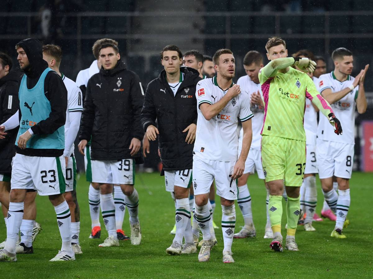 Spieler von Borussia Mönchengladbach bedanken sich bei den Fans.