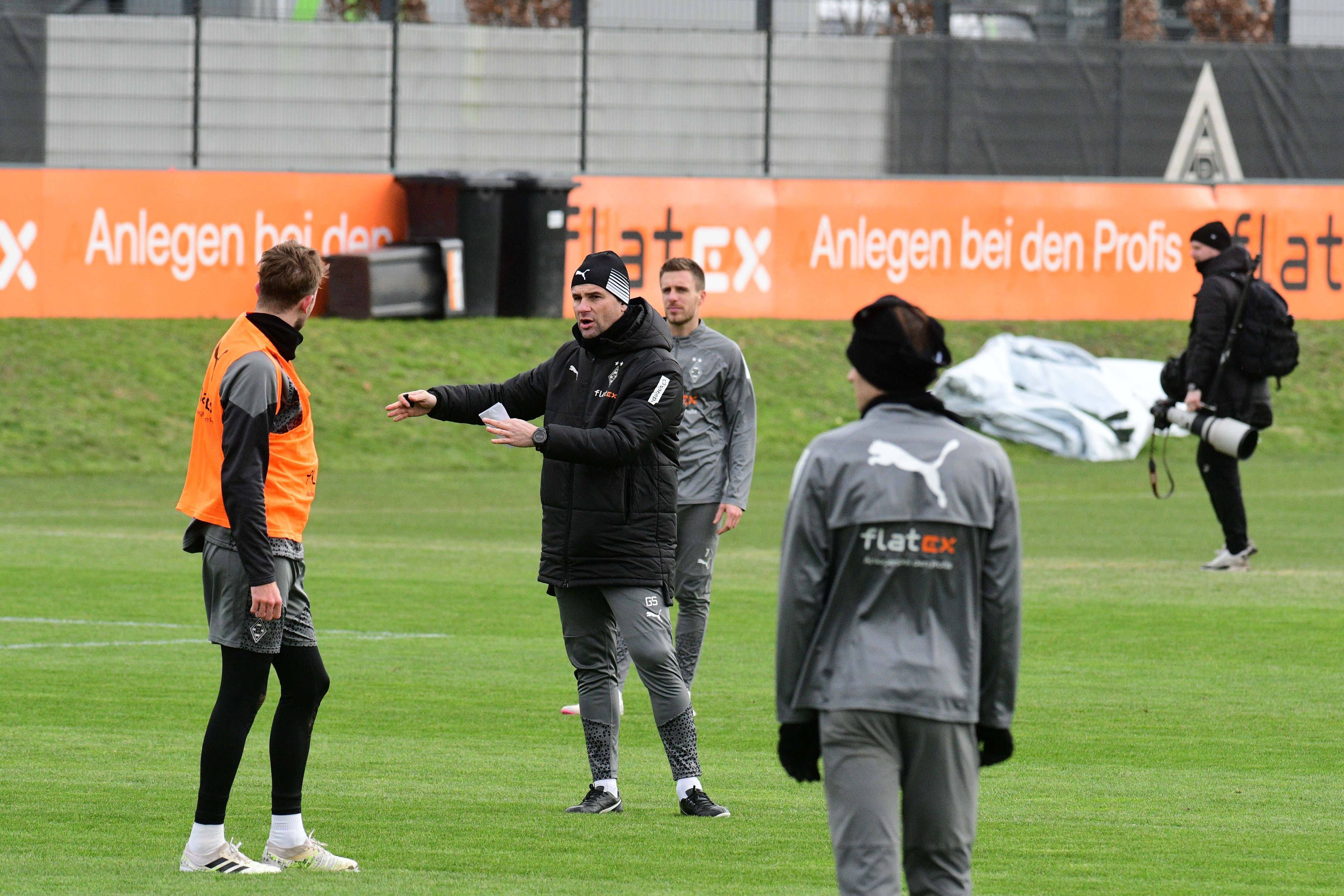 Gerardo Seoane mit Anweisungen.