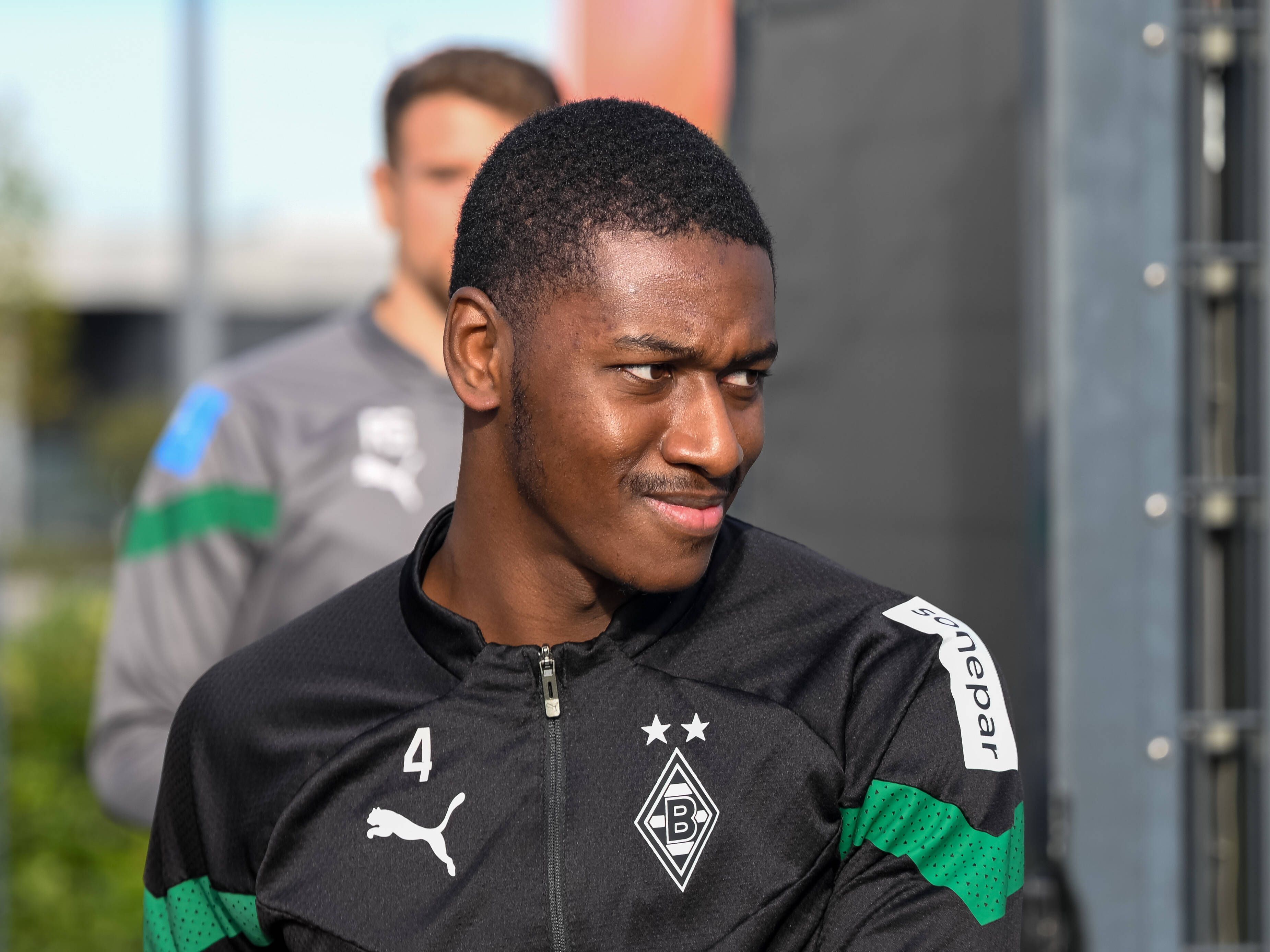 Mamadou Doucouré betritt den Trainingsplatz.