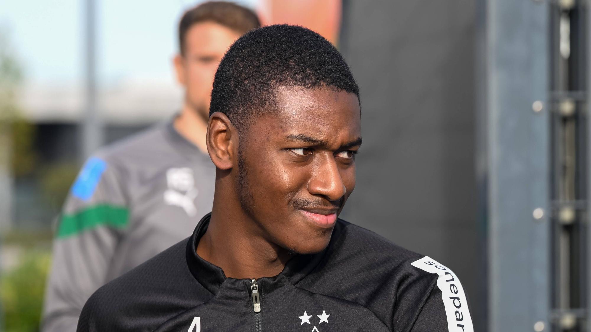 Mamadou Doucouré betritt den Trainingsplatz.