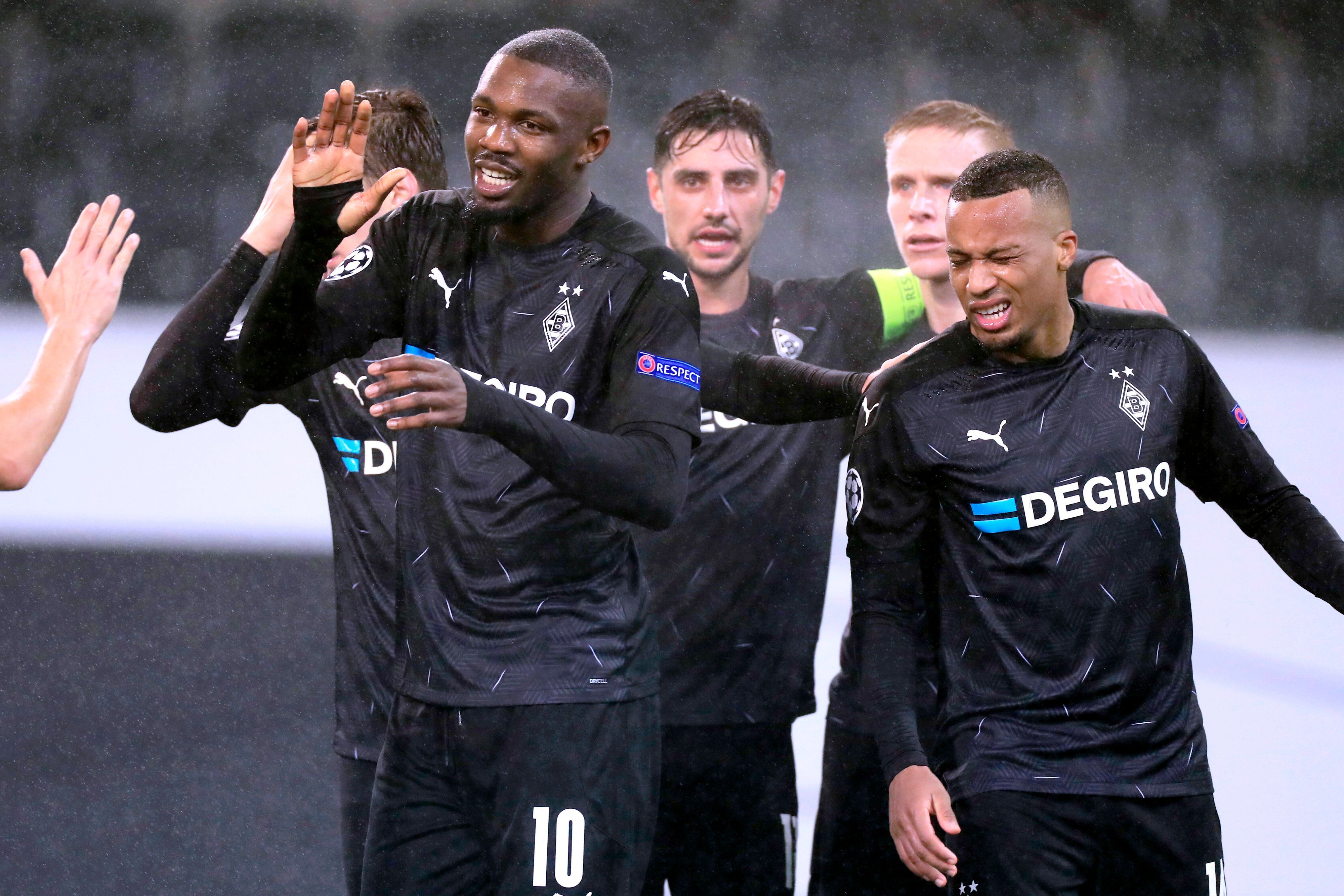 Marcus Thuram, Lars Stindl und Alassane Plea freuen sich über ein Tor.