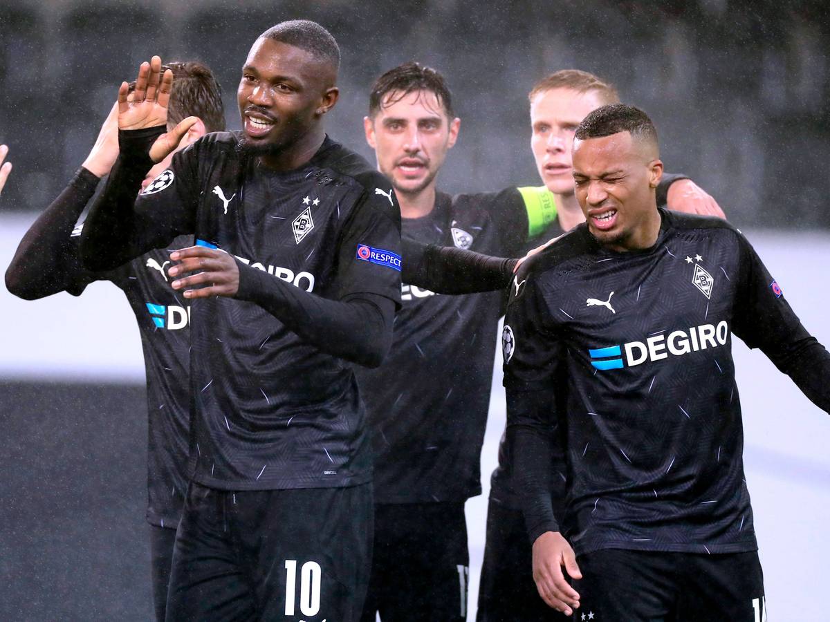 Marcus Thuram, Lars Stindl und Alassane Plea freuen sich über ein Tor.