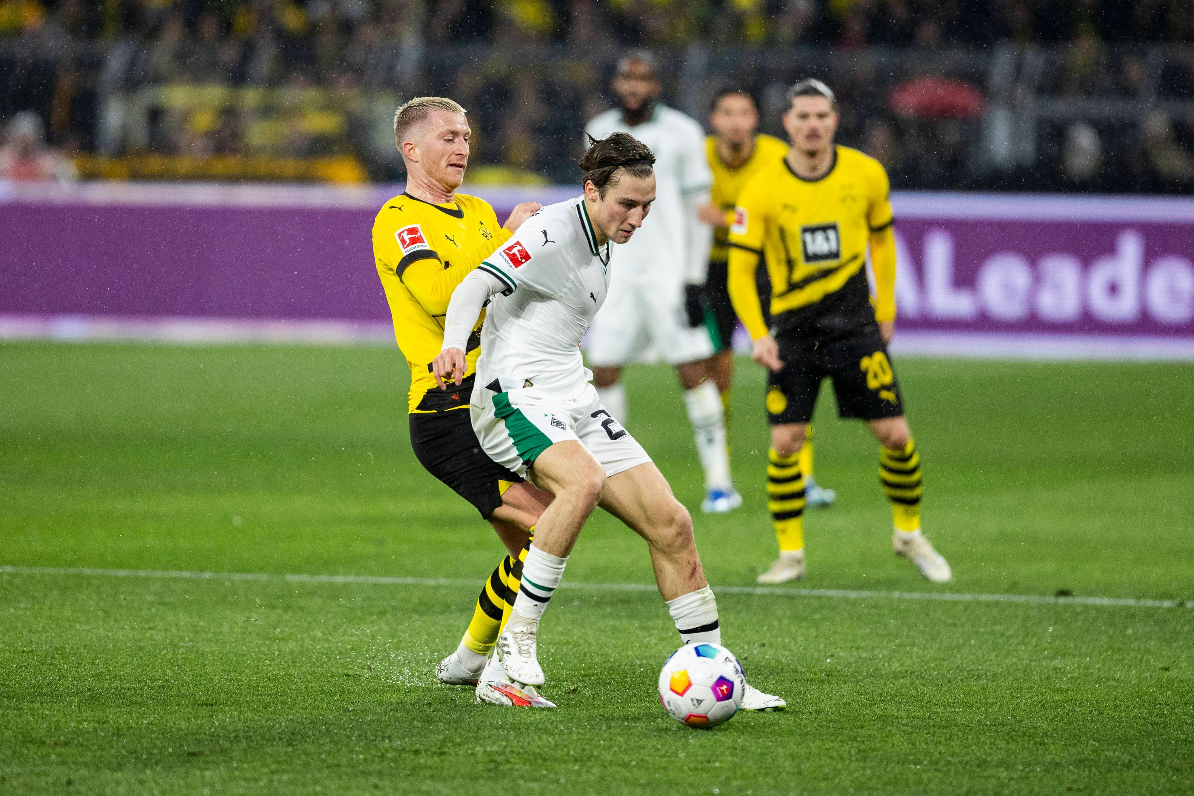 Rocco Reitz im Zweikampf mit Marco Reus.