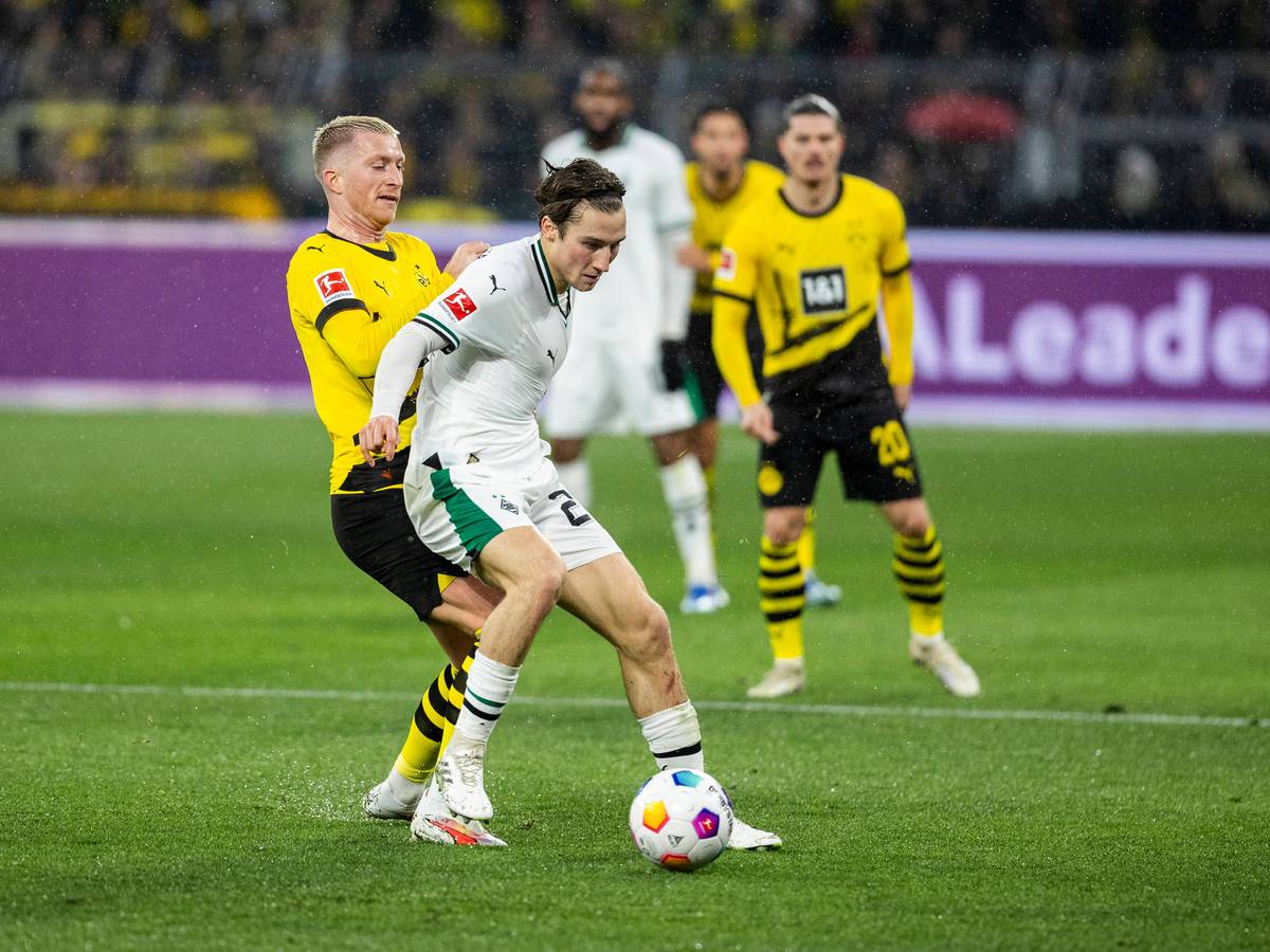 Rocco Reitz im Zweikampf mit Marco Reus.
