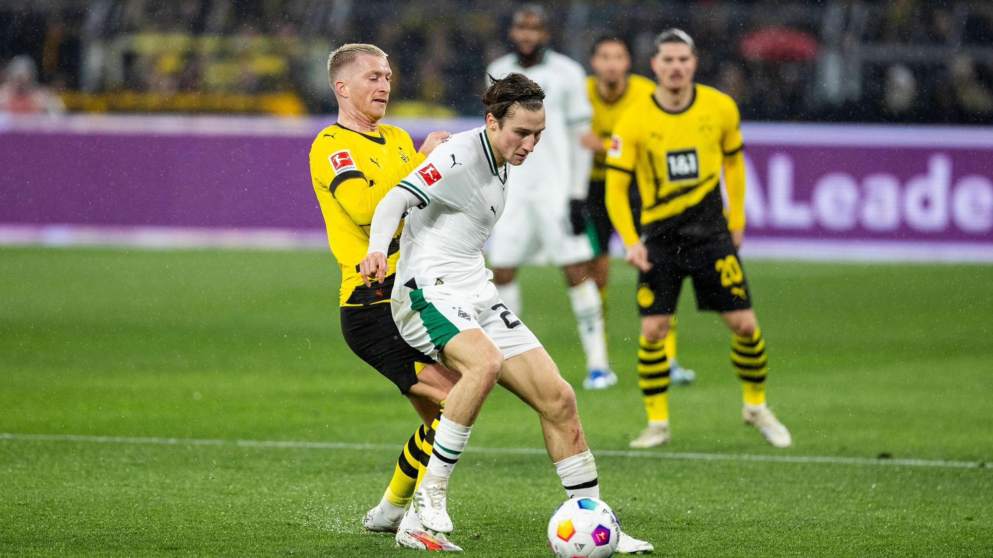 Rocco Reitz im Zweikampf mit Marco Reus.