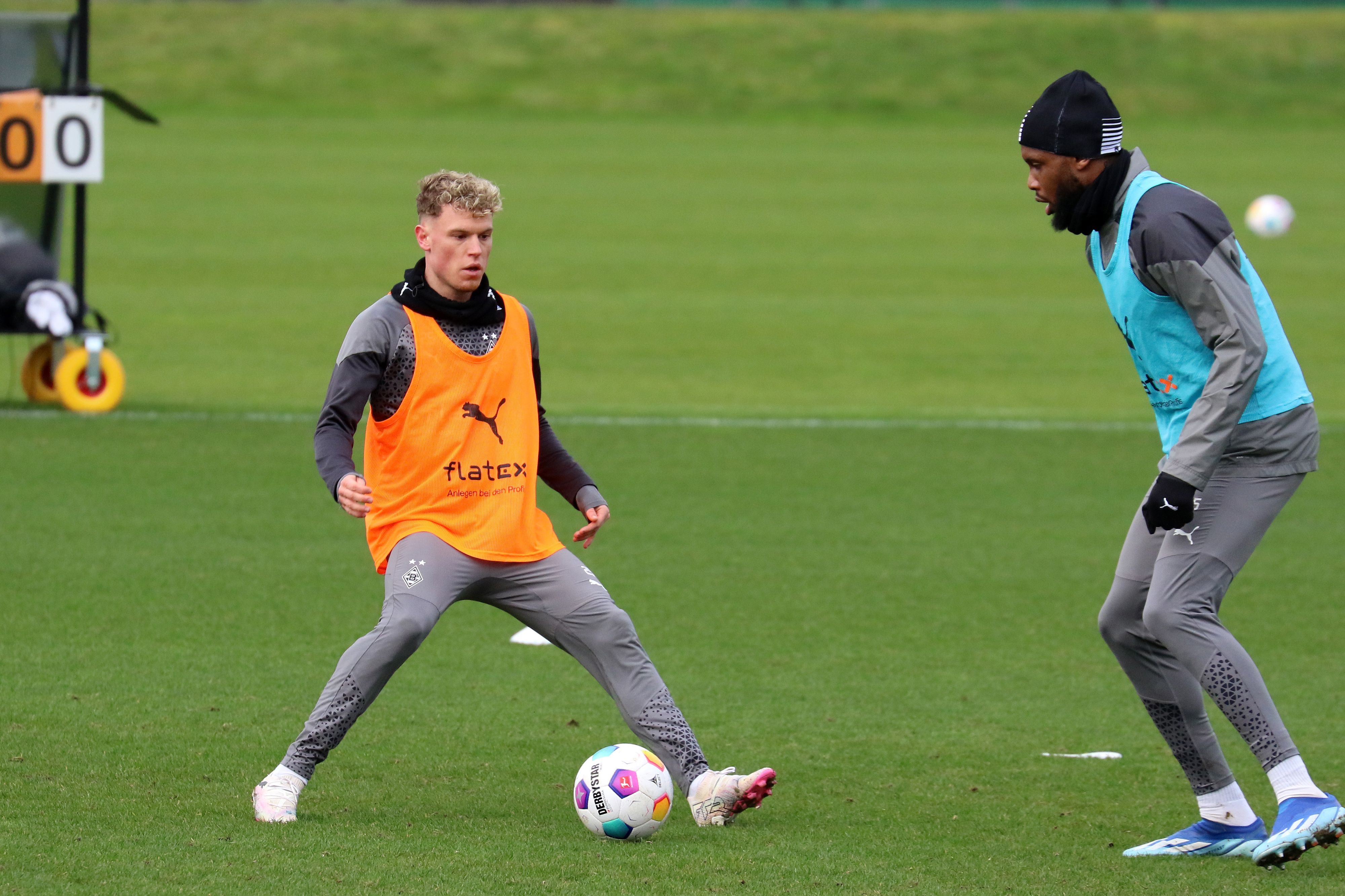 Robin Hack und Jordan Siebatcheu beim Training.