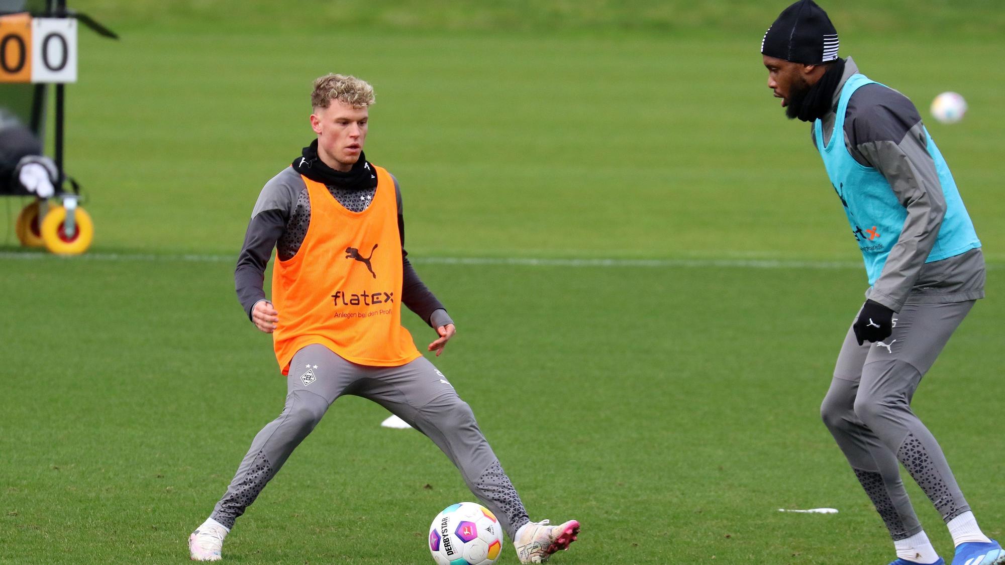 Robin Hack und Jordan Siebatcheu beim Training.