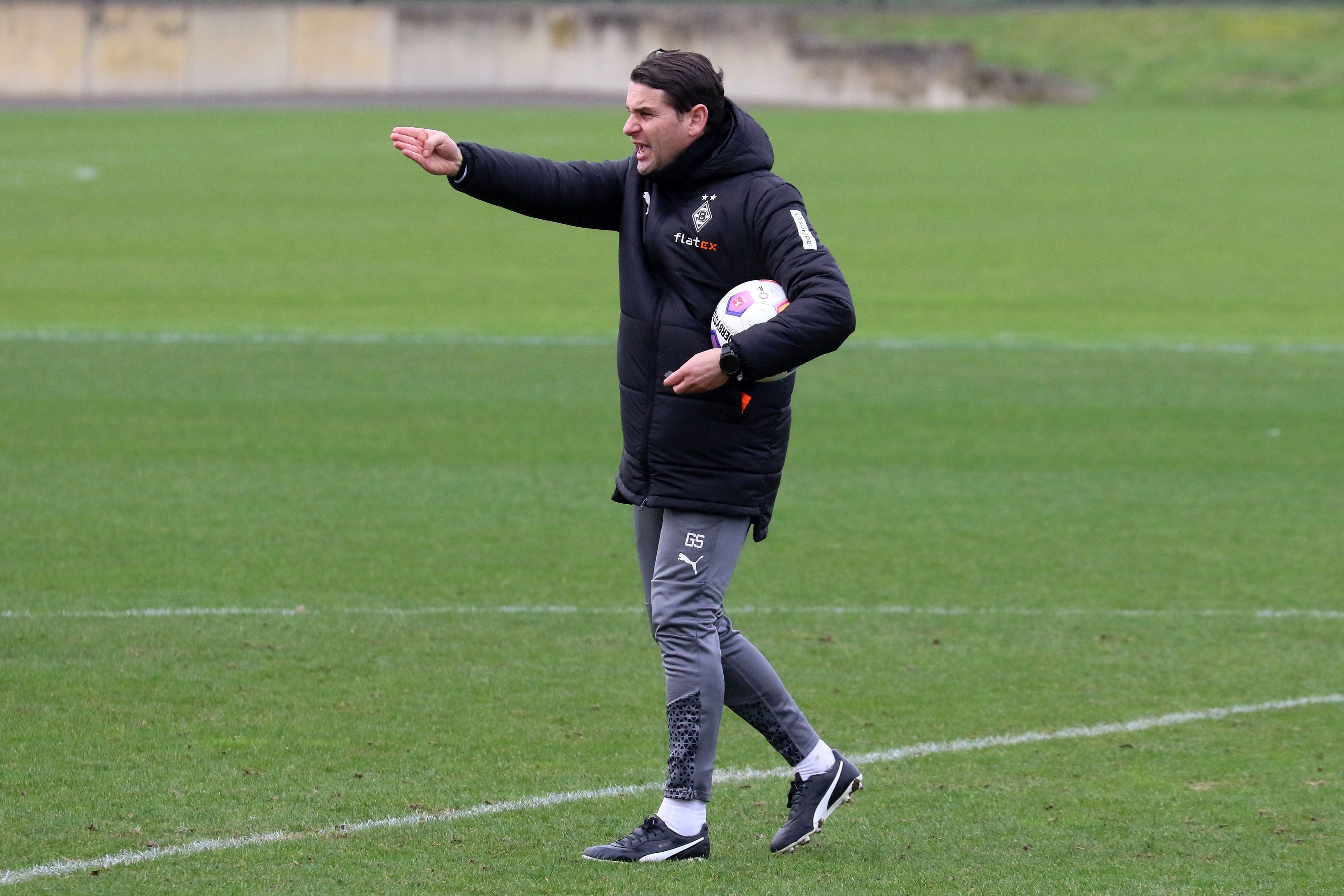 Gerardo Seoane mit Anweisungen beim Training.