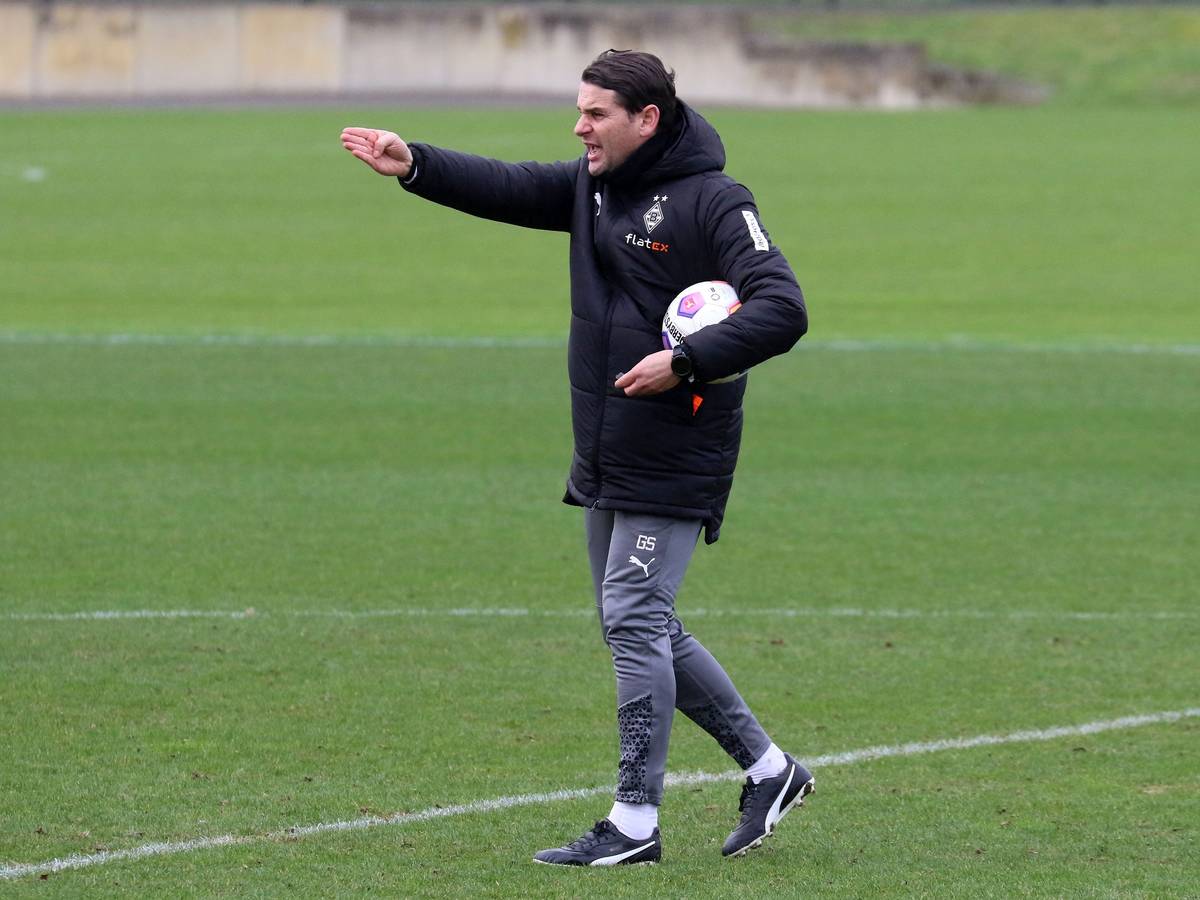 Gerardo Seoane mit Anweisungen beim Training.