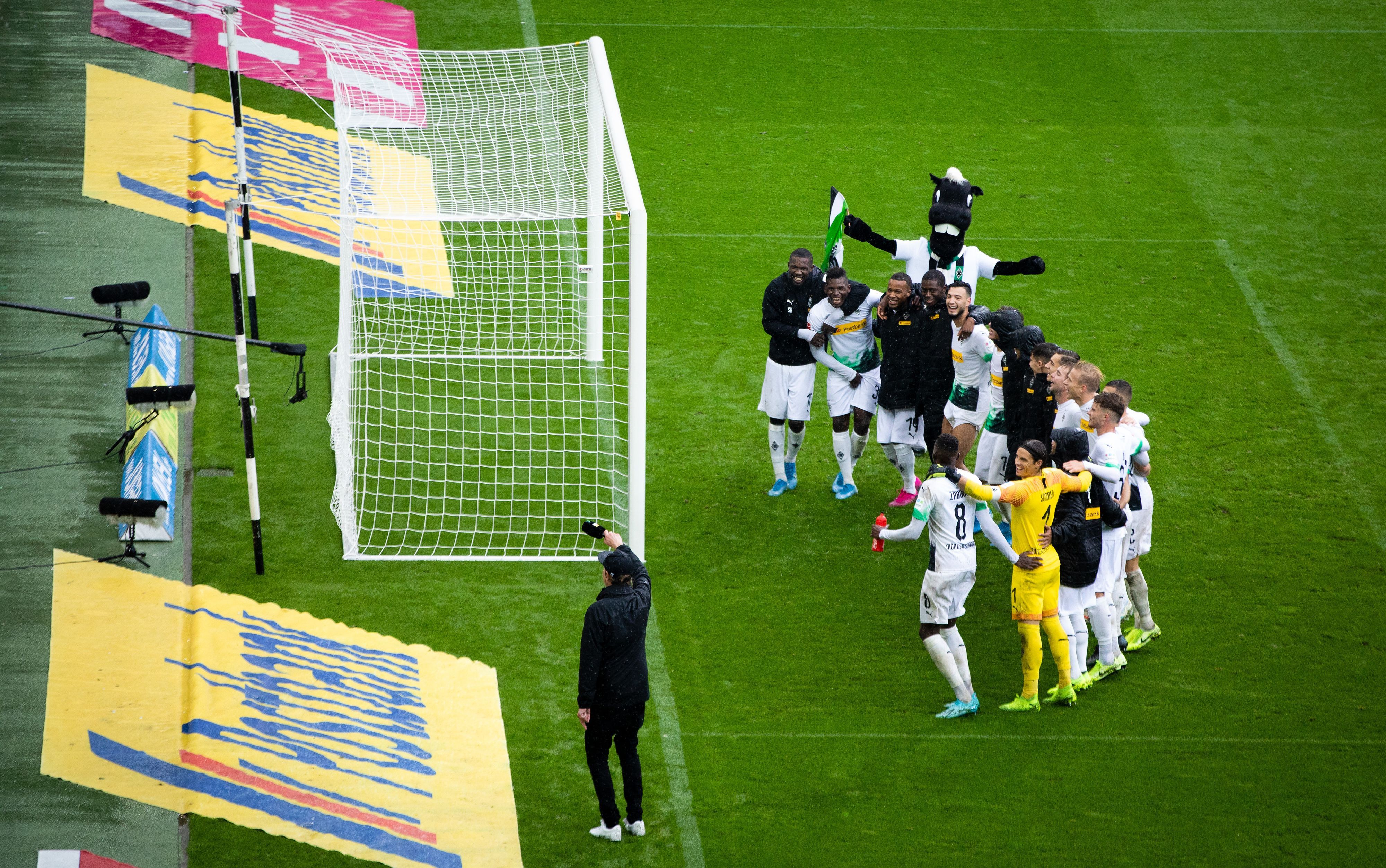 Borussia-Spieler feiern vor der Nordkurve.
