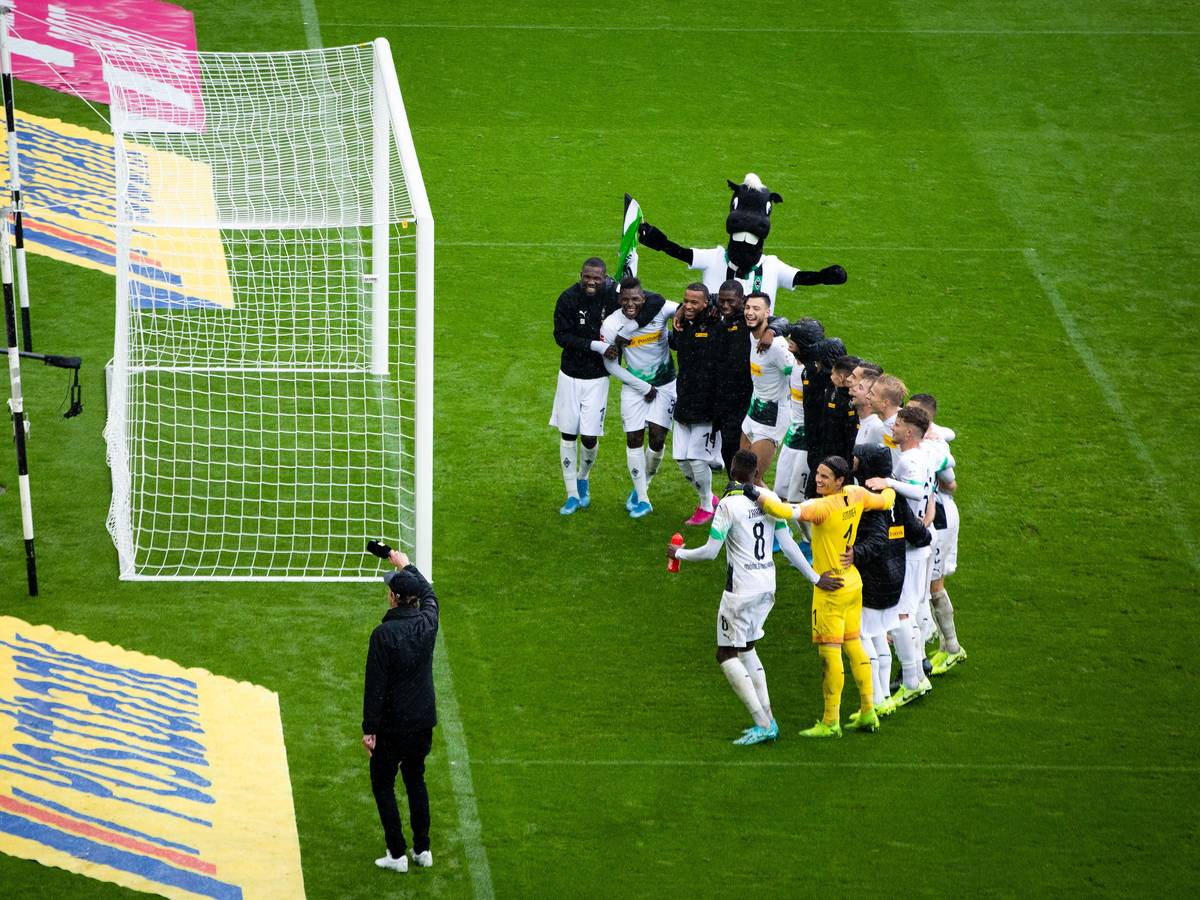 Borussia-Spieler feiern vor der Nordkurve.