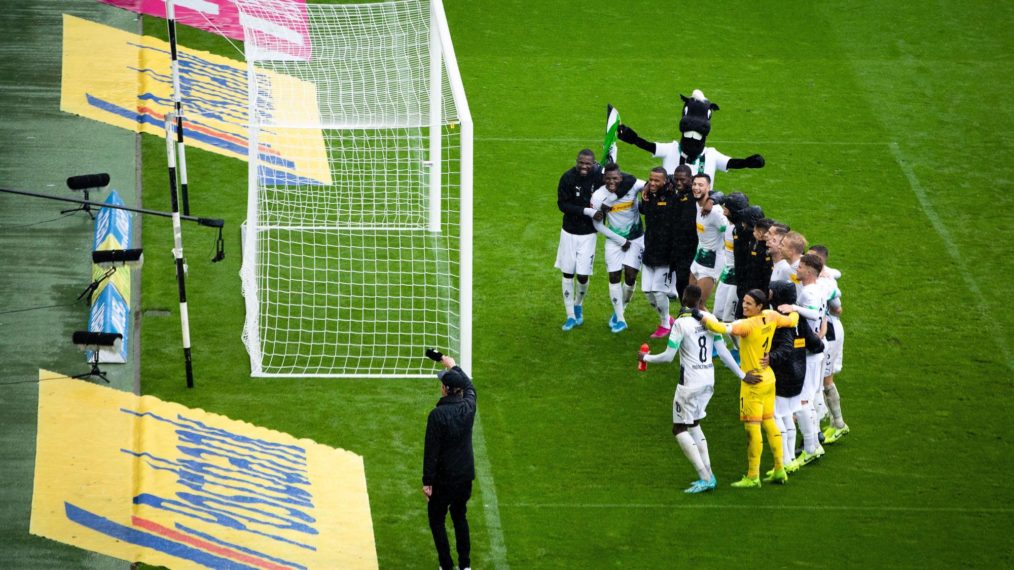 Borussia-Spieler feiern vor der Nordkurve.