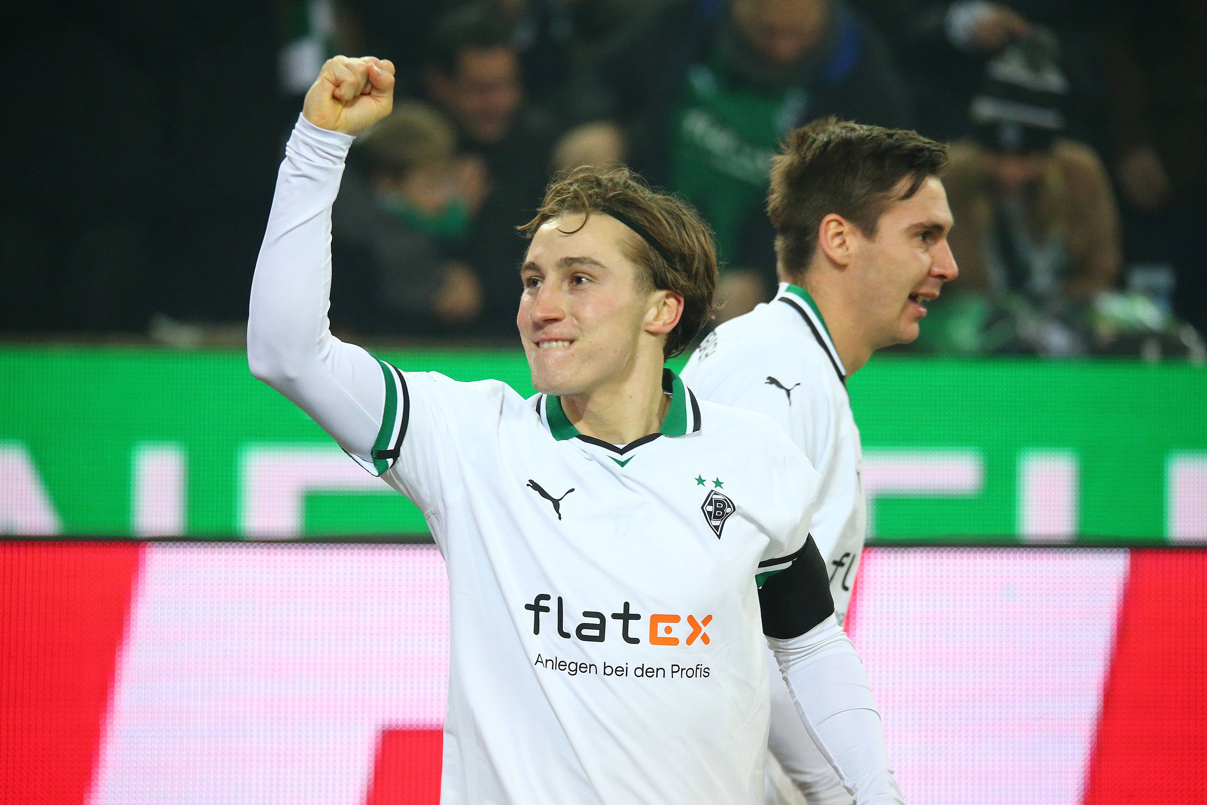 Rocco Reitz ballt vor der Nordkurve die Faust.