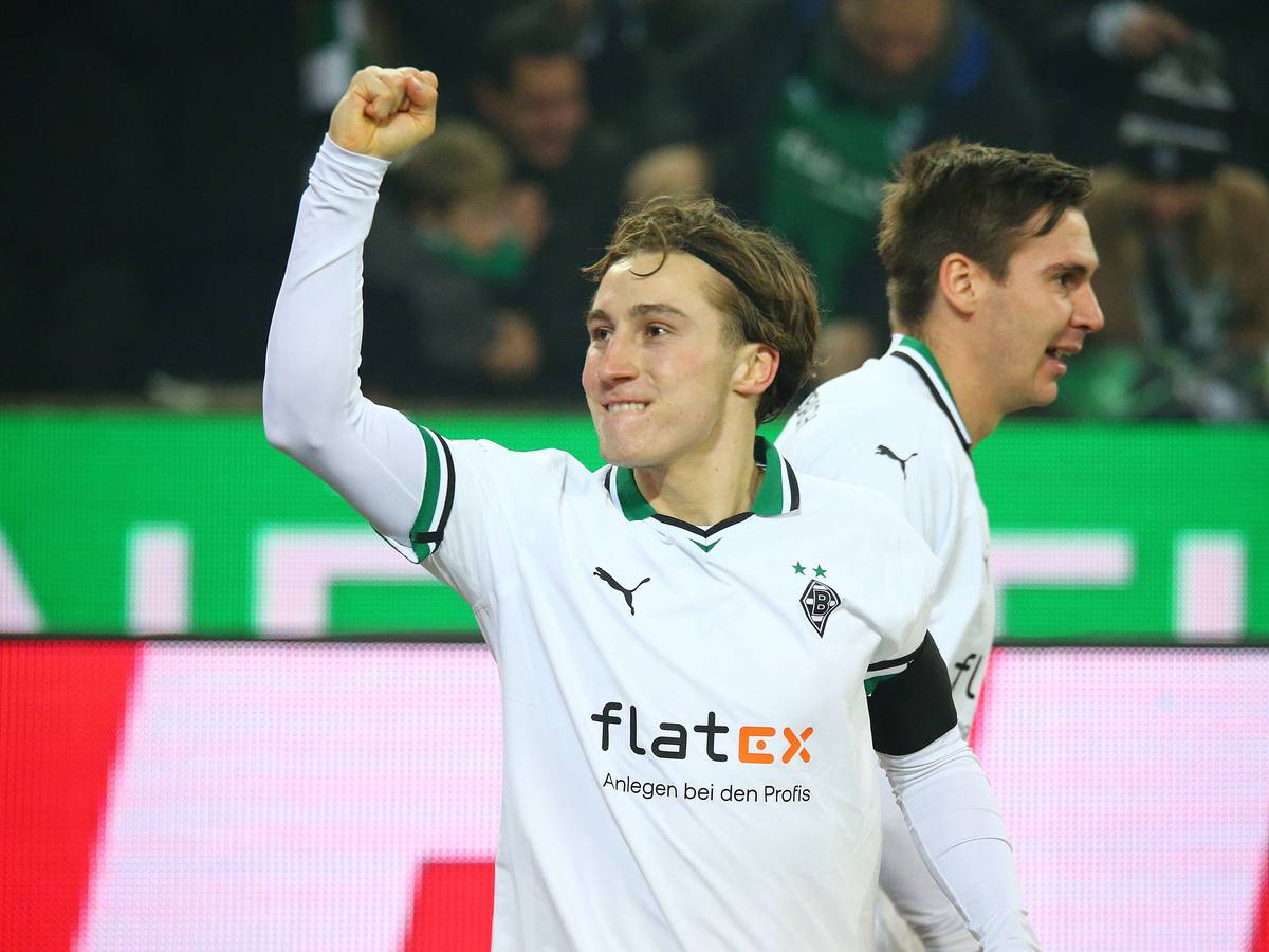 Rocco Reitz ballt vor der Nordkurve die Faust.