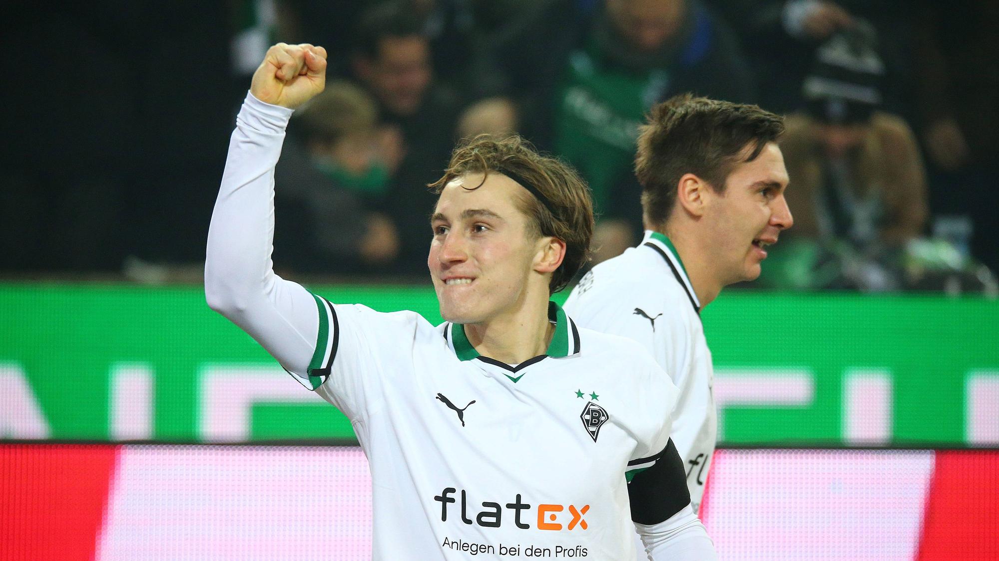 Rocco Reitz ballt vor der Nordkurve die Faust.