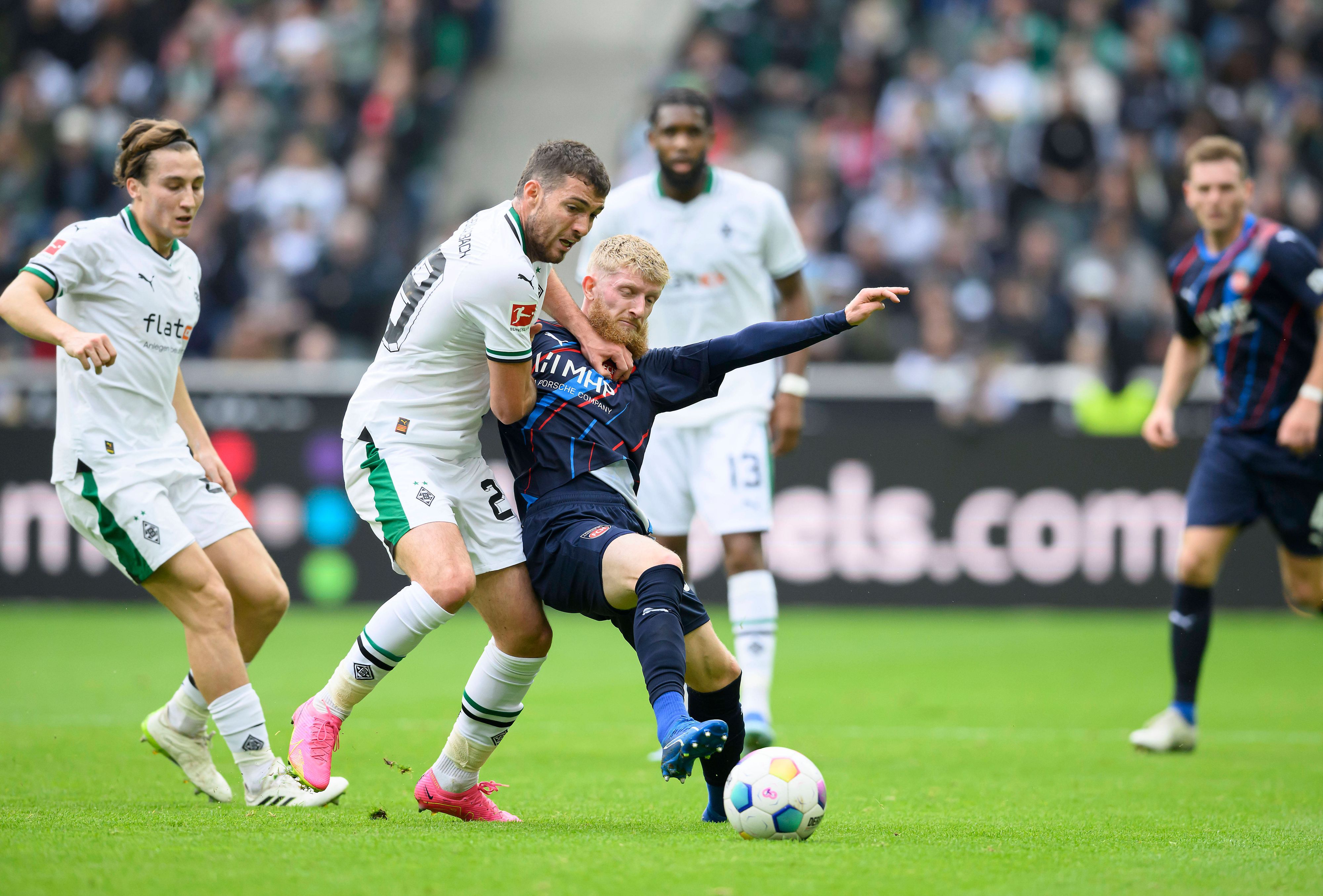 Joe Scally im Zweikampf mit Jan-Niklas Beste.