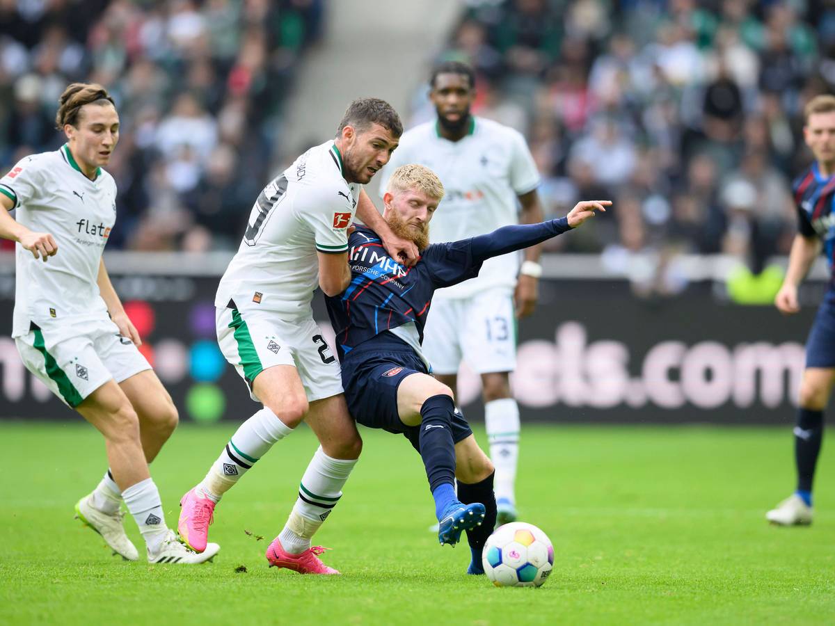 Joe Scally im Zweikampf mit Jan-Niklas Beste.