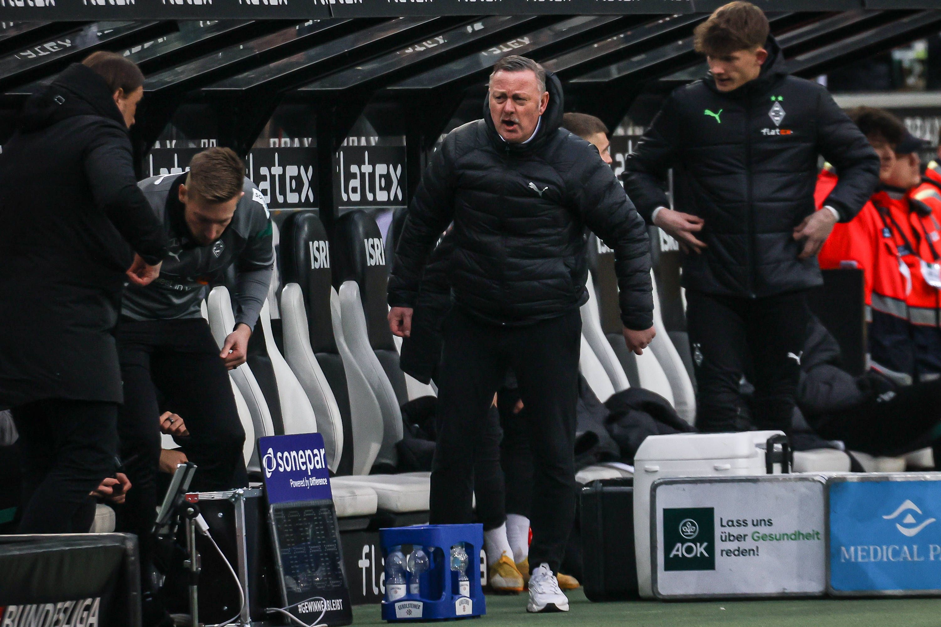 Roland Virkus springt von der Borussia-Ersatzbank auf.