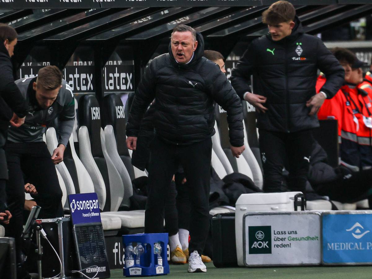 Roland Virkus springt von der Borussia-Ersatzbank auf.
