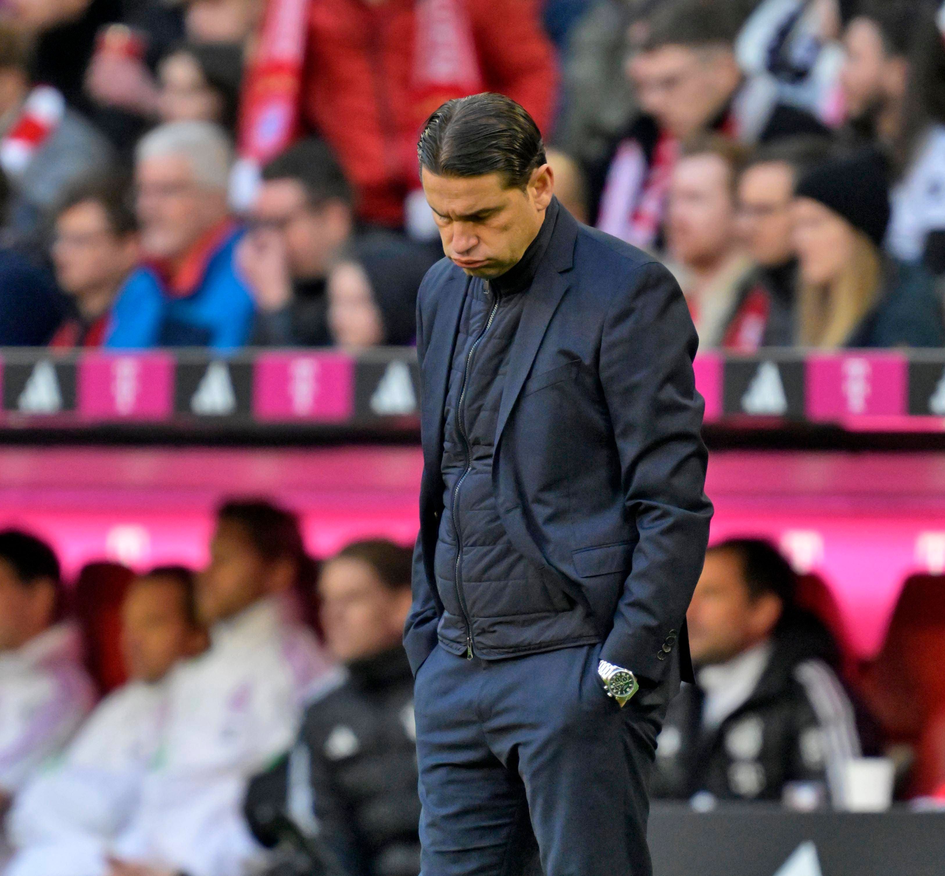 Gerardo Seoane schaut nach unten.