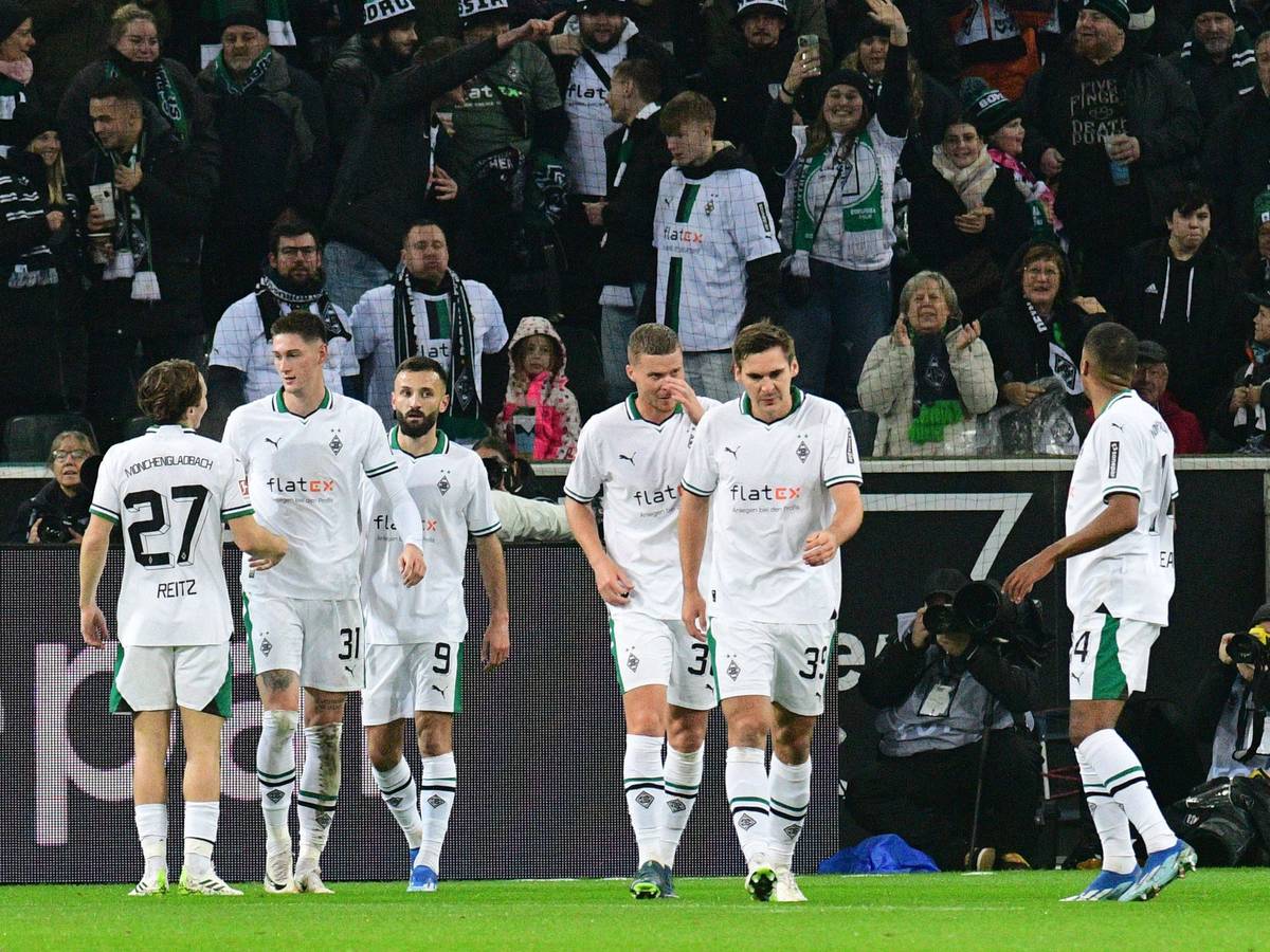Borussia-Spieler feiern einen Treffer gegen Wolfsburg.