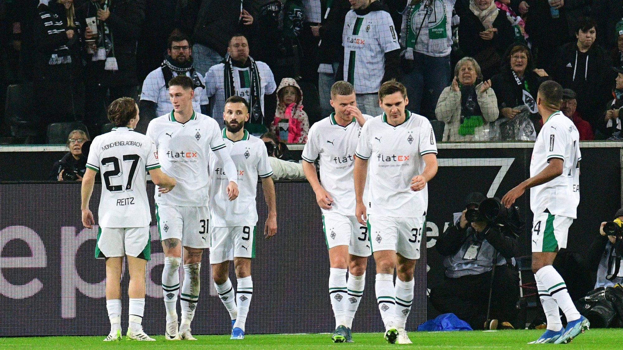 Borussia-Spieler feiern einen Treffer gegen Wolfsburg.