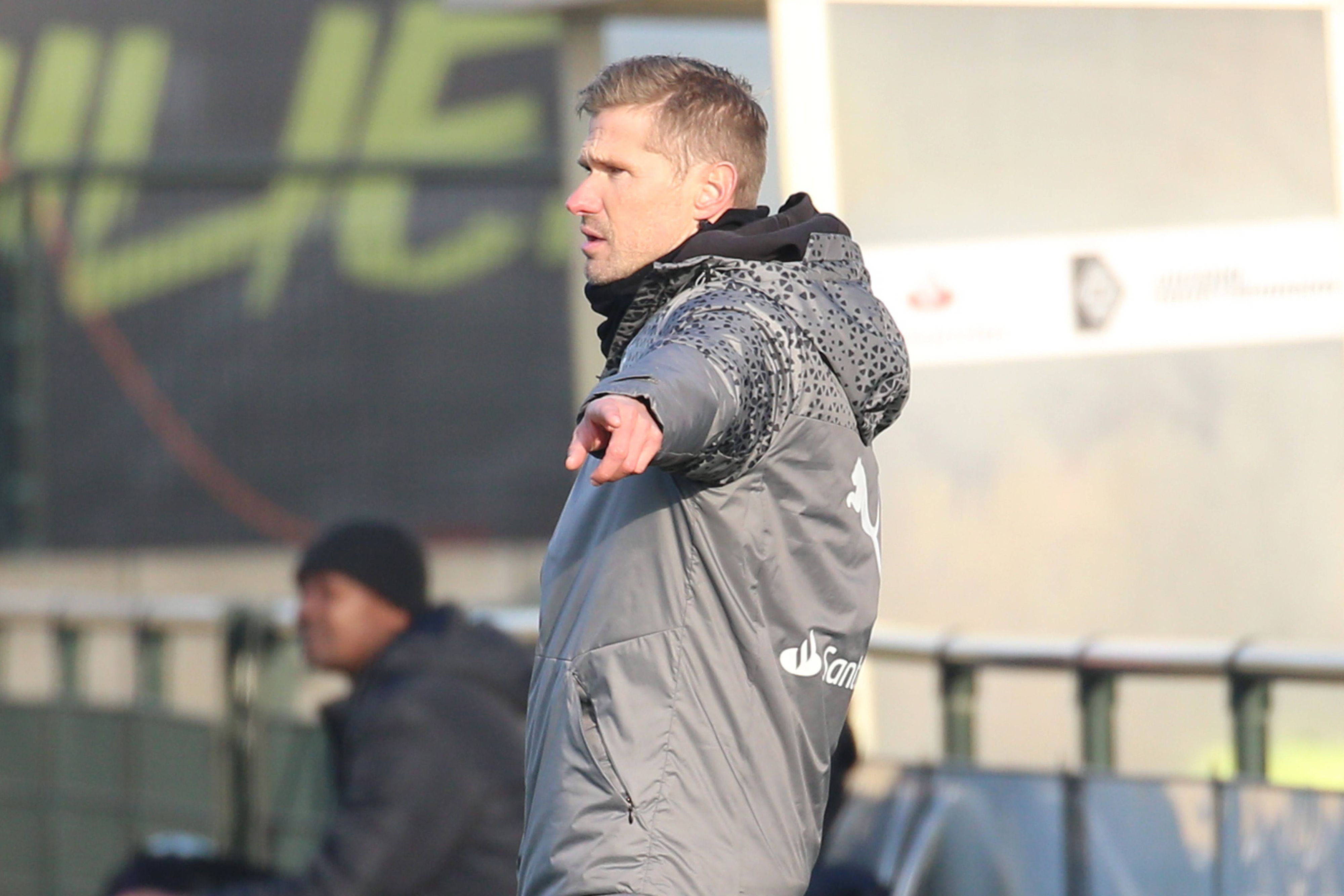 Trainer der U19 von Borussia Mönchengladbach zeigt während eines Spiels etwas an.